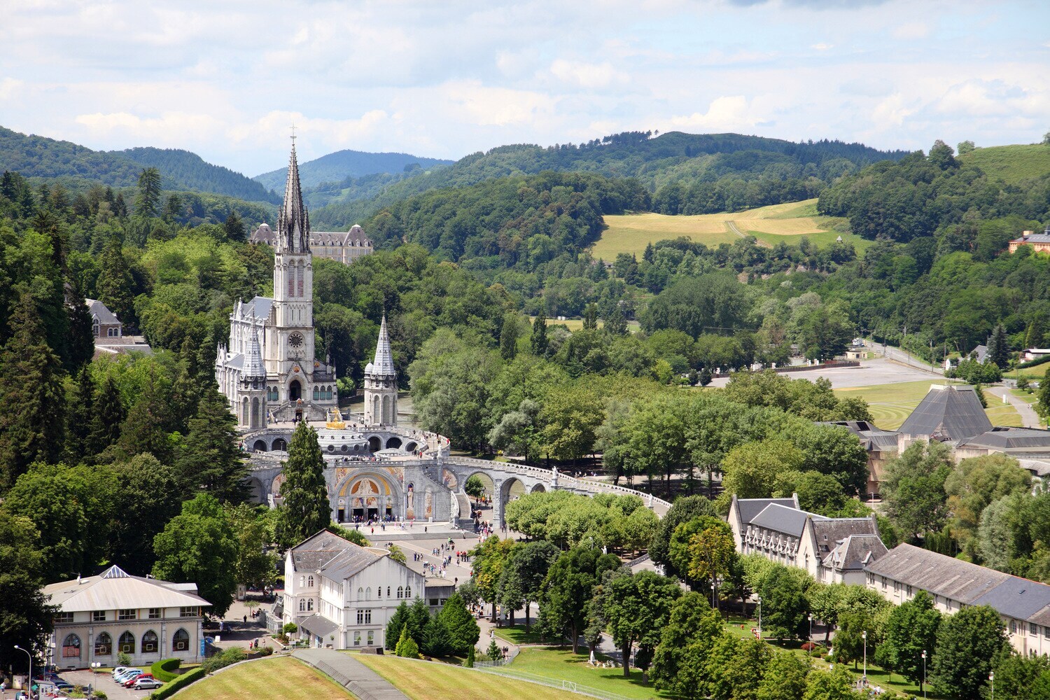 Die Rosenkranz-Basilika in dem Wallfahrtsort Lourdes in Frankreich Die Rosenkranz-Basilika in dem Wallfahrtsort Lourdes in Frankreich