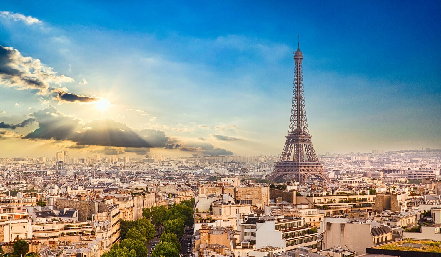 Der Eiffelturm in der Skyline von Paris bei blauem Himmel