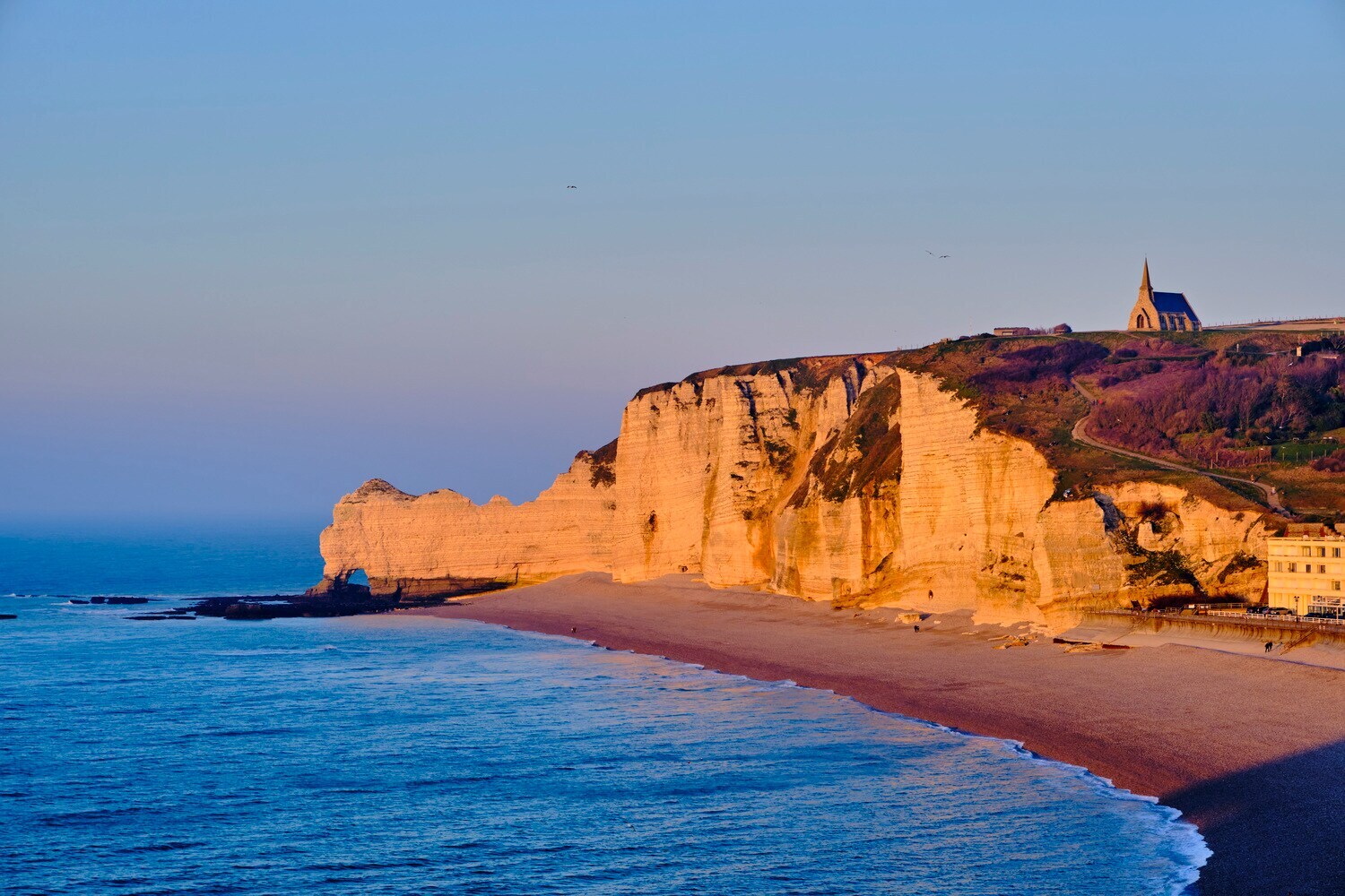 Die Alabasterküste im französischen Departement Seine-Maritime und die Klippen von Amont im Abendlicht
