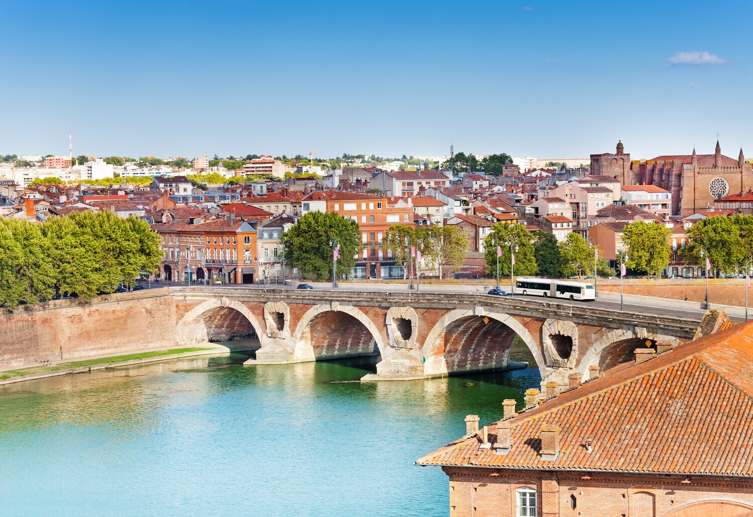 Die Brücke Pont Neuf über dem Fluss Garonne in Toulouse