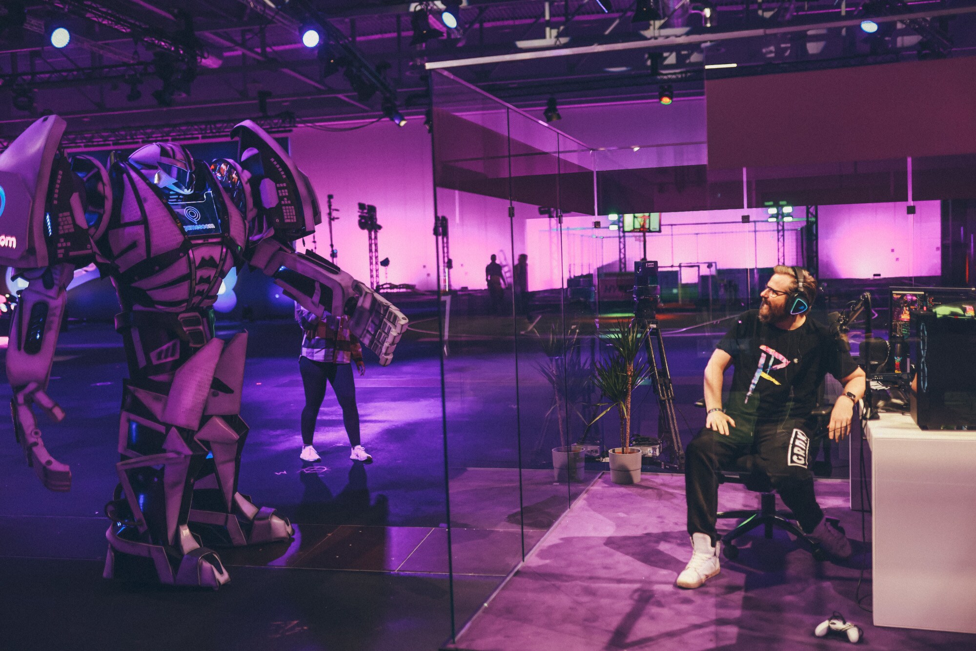 Gamescom-Maskottchen Gamesbot neben Erik Range alias Gronkh Gamescom-Maskottchen Gamesbot neben Erik Range alias Gronkh