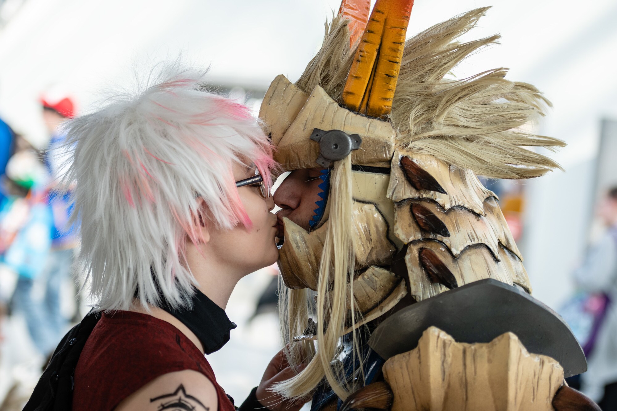 Zwei Cosplayer:innen küssen sich