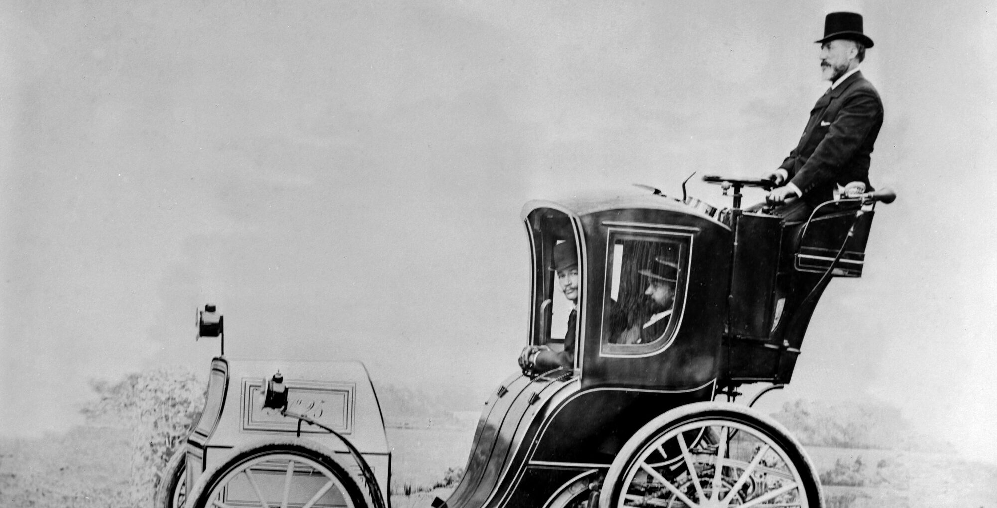 Historische Aufnahme des Autobau-Pioniers Charles Jeantaud, der über der Kabine seines Pferdewagen ähnlichem Jeantaud Cab sitzt