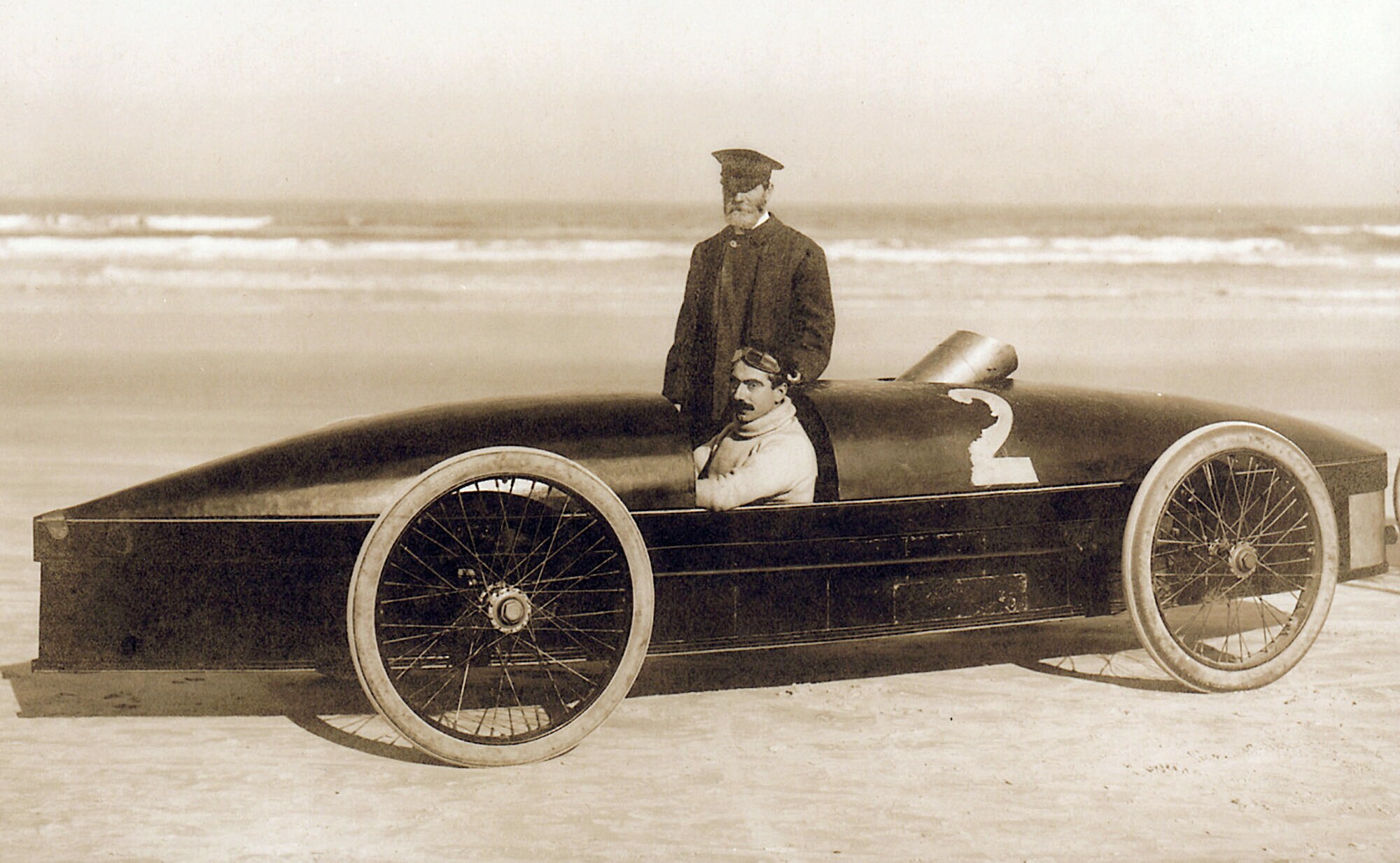 Historische Aufnahme des Rennfahrers Fred Marriott in seinem Rennwagen namens Stanley Rocket
