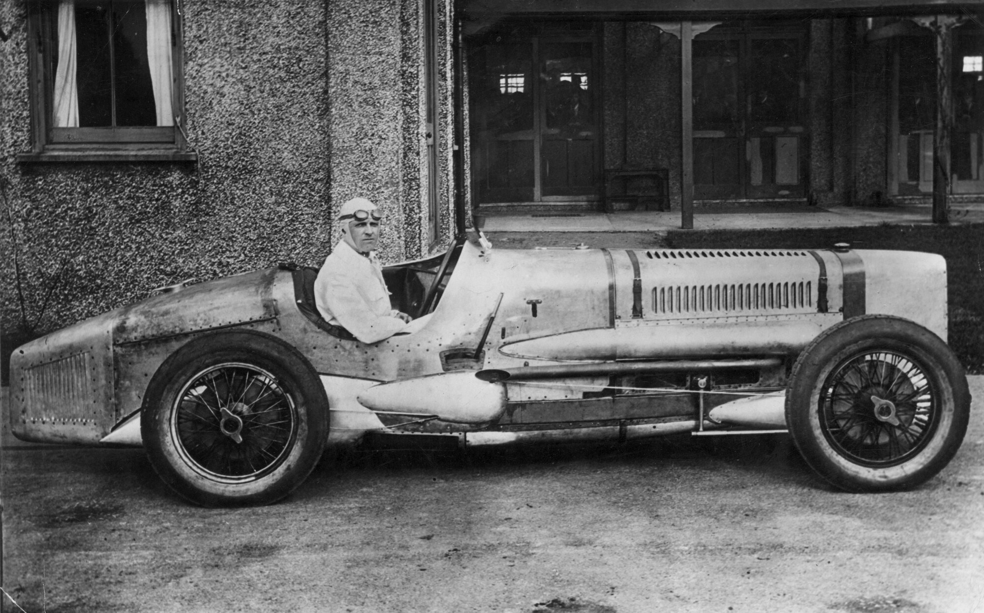 Historische Aufnahme des Rennwagenfahrers Sir Henry Segrave in seinem Wagen Sunbeam
