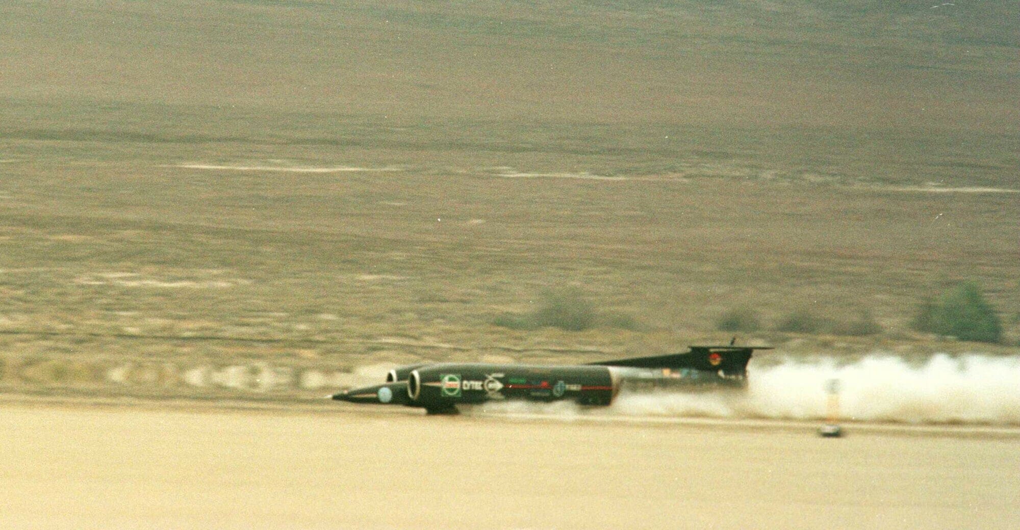 Historische Aufnahme des Rennwagens ThrustSSC in der Wüste Nevadas Historische Aufnahme des Rennwagens ThrustSSC in der Wüste Nevadas