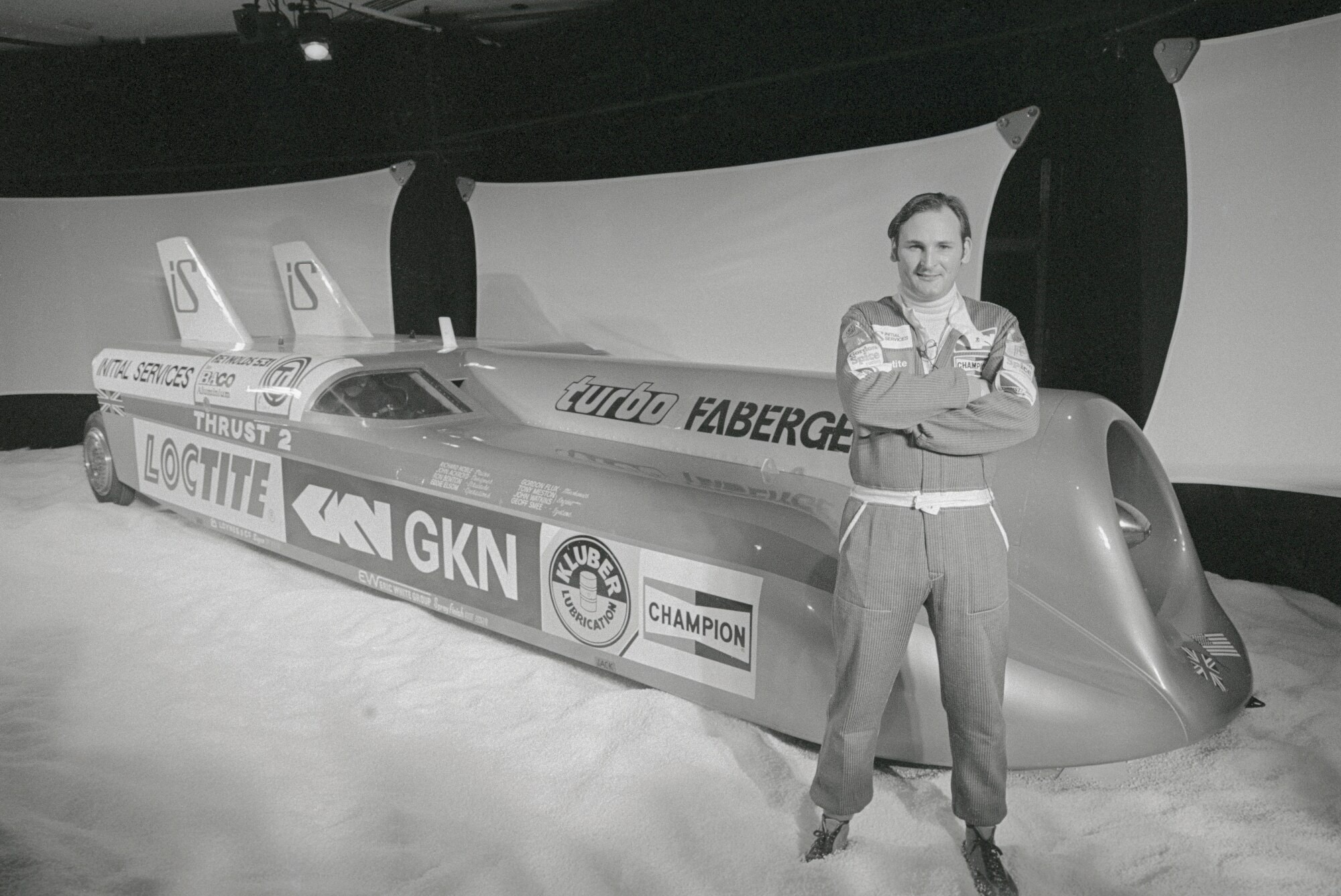 Der Schotte Richard Noble posiert vor seinem Rennwagen Thrust2 Der Schotte Richard Noble posiert vor seinem Rennwagen Thrust2