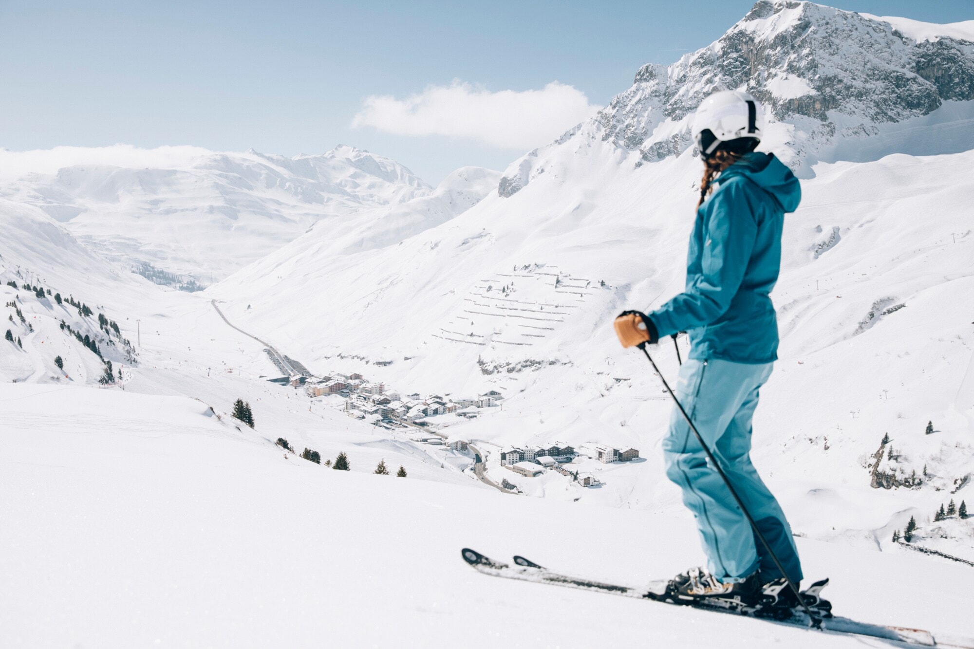 Skifahrerin blickt aufs verschneite Tal Skifahrerin blickt aufs verschneite Tal
