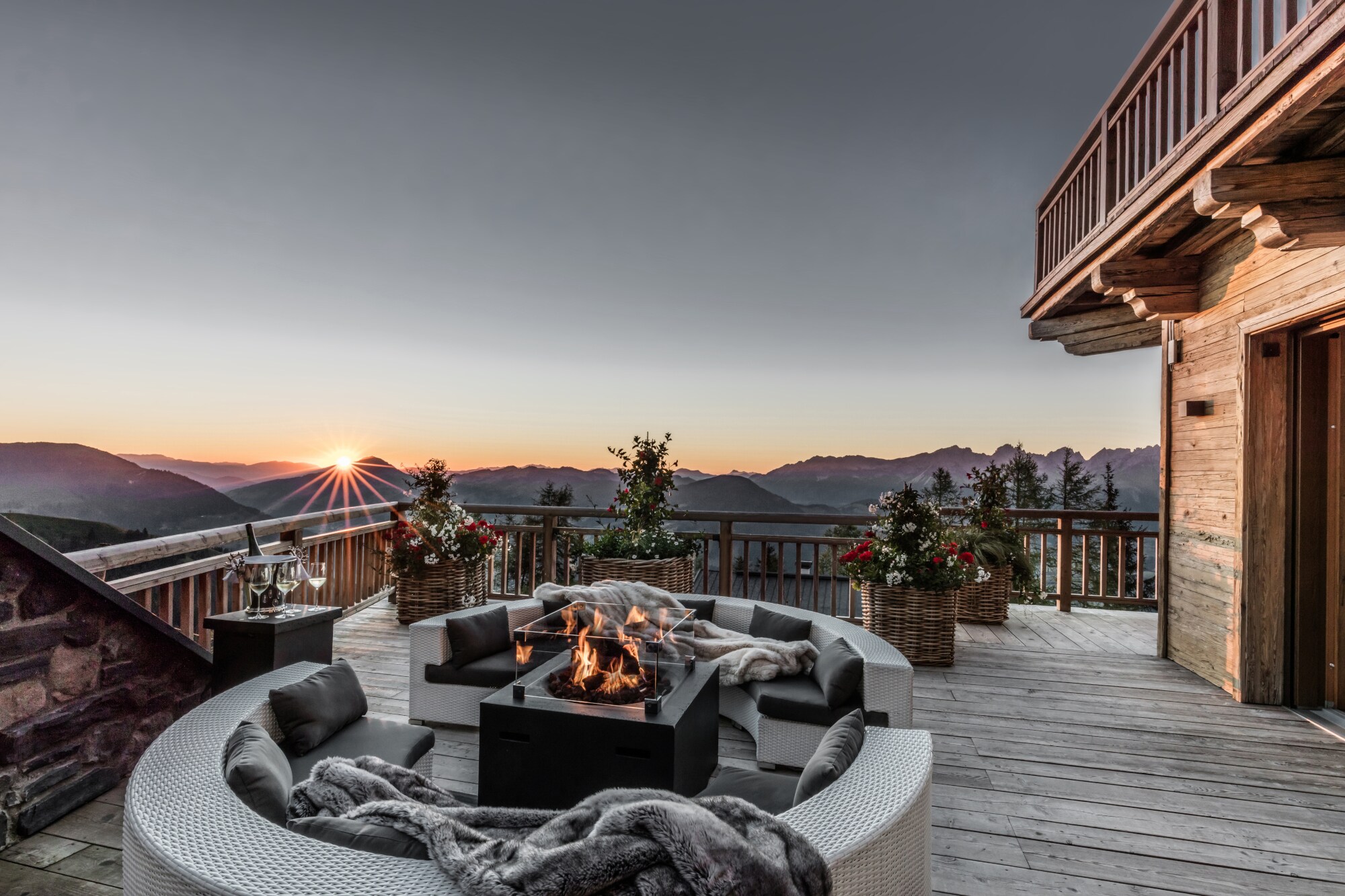 Eine Terrasse mit Feuerstelle und Blick über die Alpen Eine Terrasse mit Feuerstelle und Blick über die Alpen
