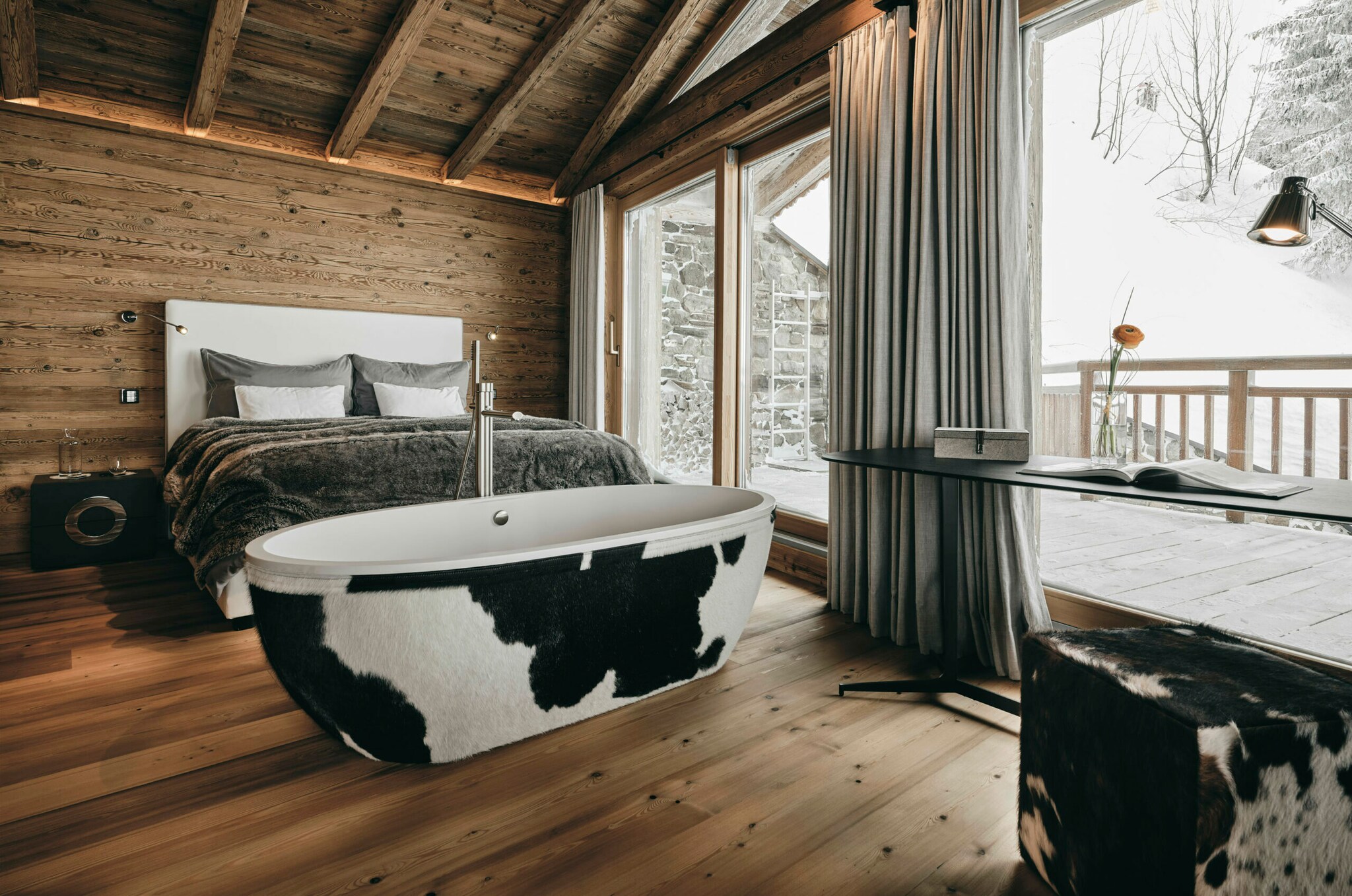 Hotelzimmer mit Badewanne vor dem Bett