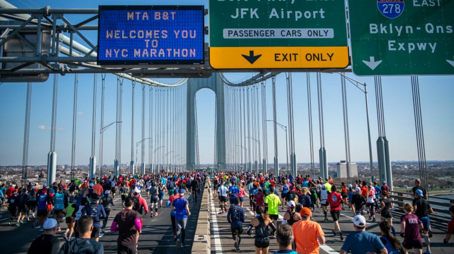 Jogger und Joggerinnen laufen über die Verrazzano-Narrows Brücke in New York City beim New York City Marathon.