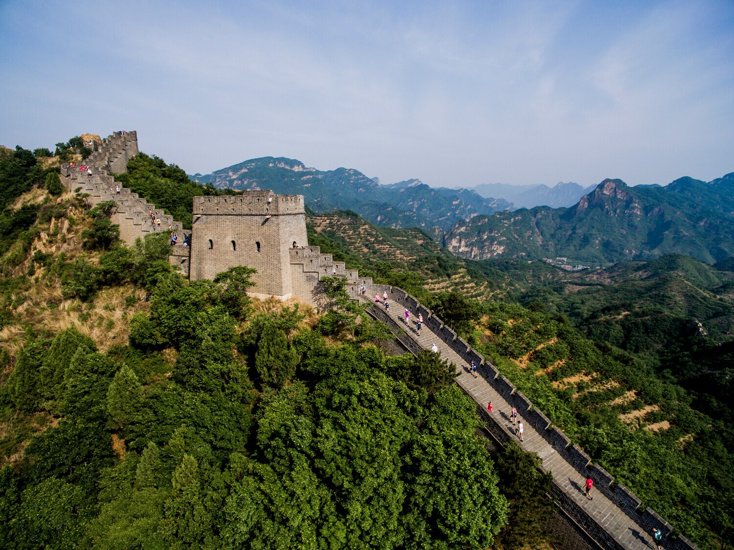 Menschen laufen die Treppenstufen der chinesischen Mauer hinauf. Menschen laufen die Treppenstufen der chinesischen Mauer hinauf.