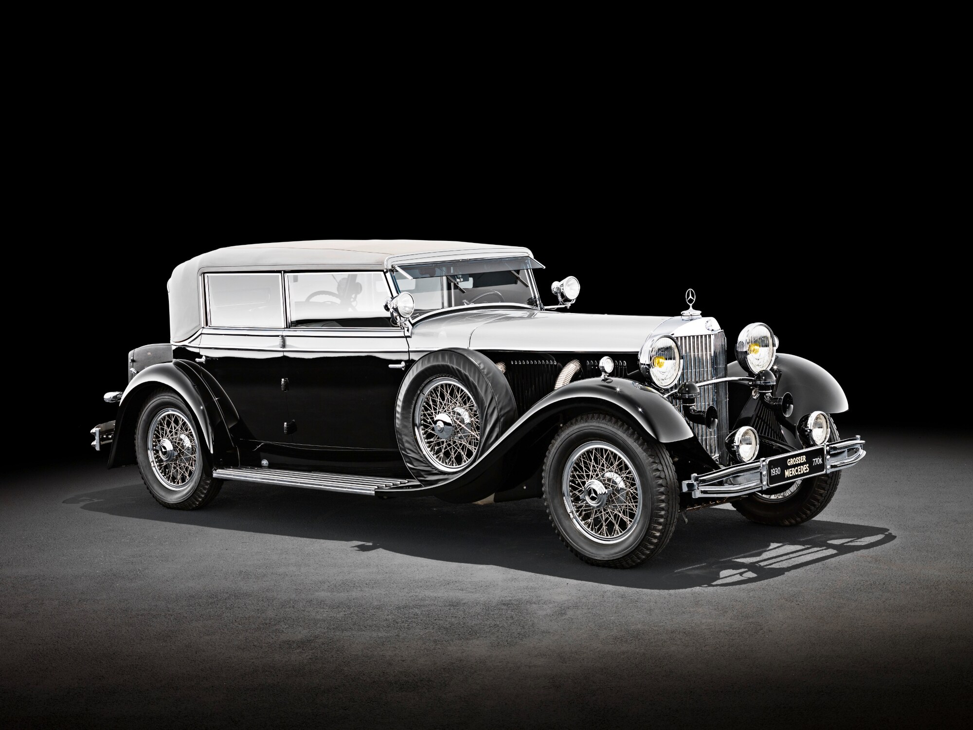 Ein schwarzer Mercedes des Typ 770