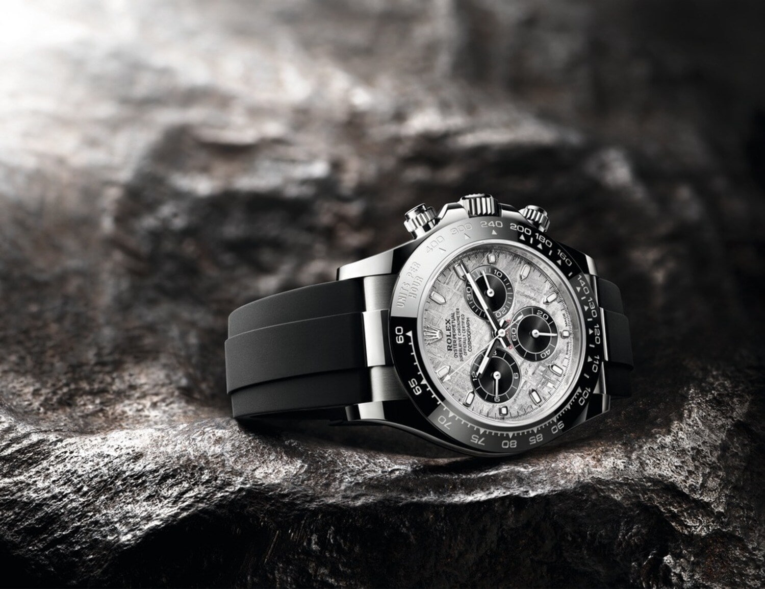 Eine Rolex Oyster Perpetual Cosmograph Daytona in Seitenlage. Eine Rolex Oyster Perpetual Cosmograph Daytona in Seitenlage.
