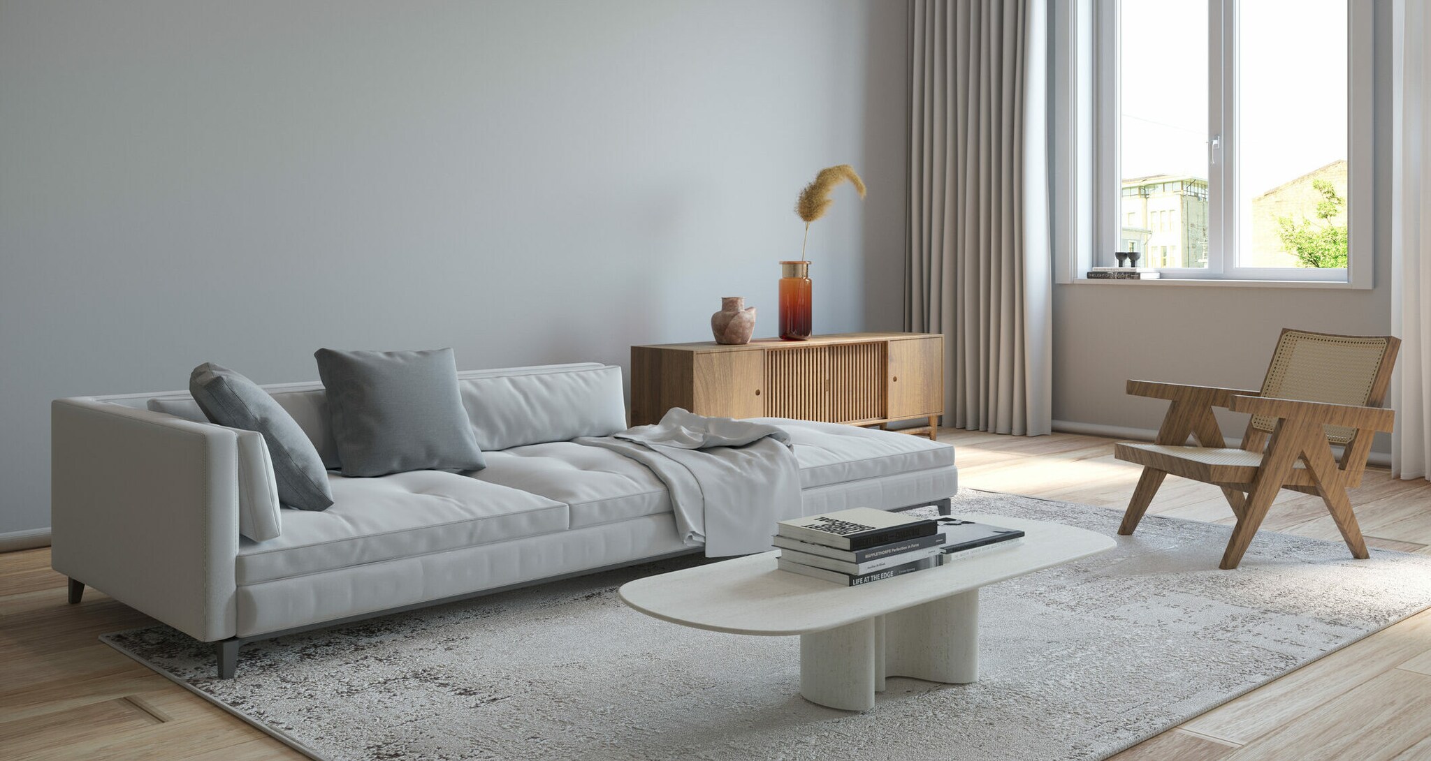 Wohnzimer mit Sofa, Vorhängen, Teppich und Holzmöbeln, alles in hellen Farben