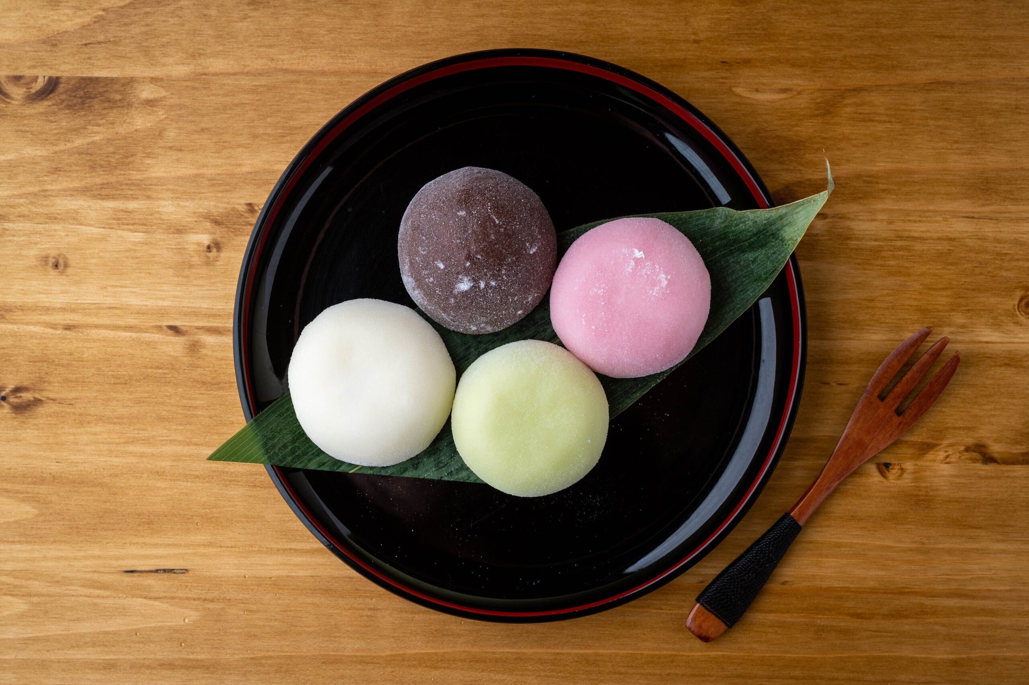 Mochi-Eis liegt auf einem Teller. Mochi-Eis liegt auf einem Teller.