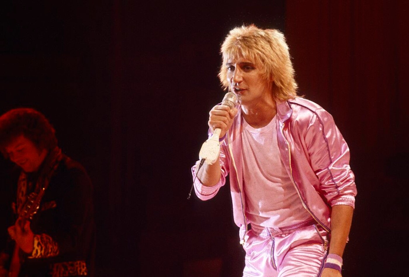 Der Sänger Rod Stewart trägt einen pink-glänzenden Jogginganzug und einen wuscheligen Haarschnitt Der Sänger Rod Stewart trägt einen pink-glänzenden Jogginganzug und einen wuscheligen Haarschnitt