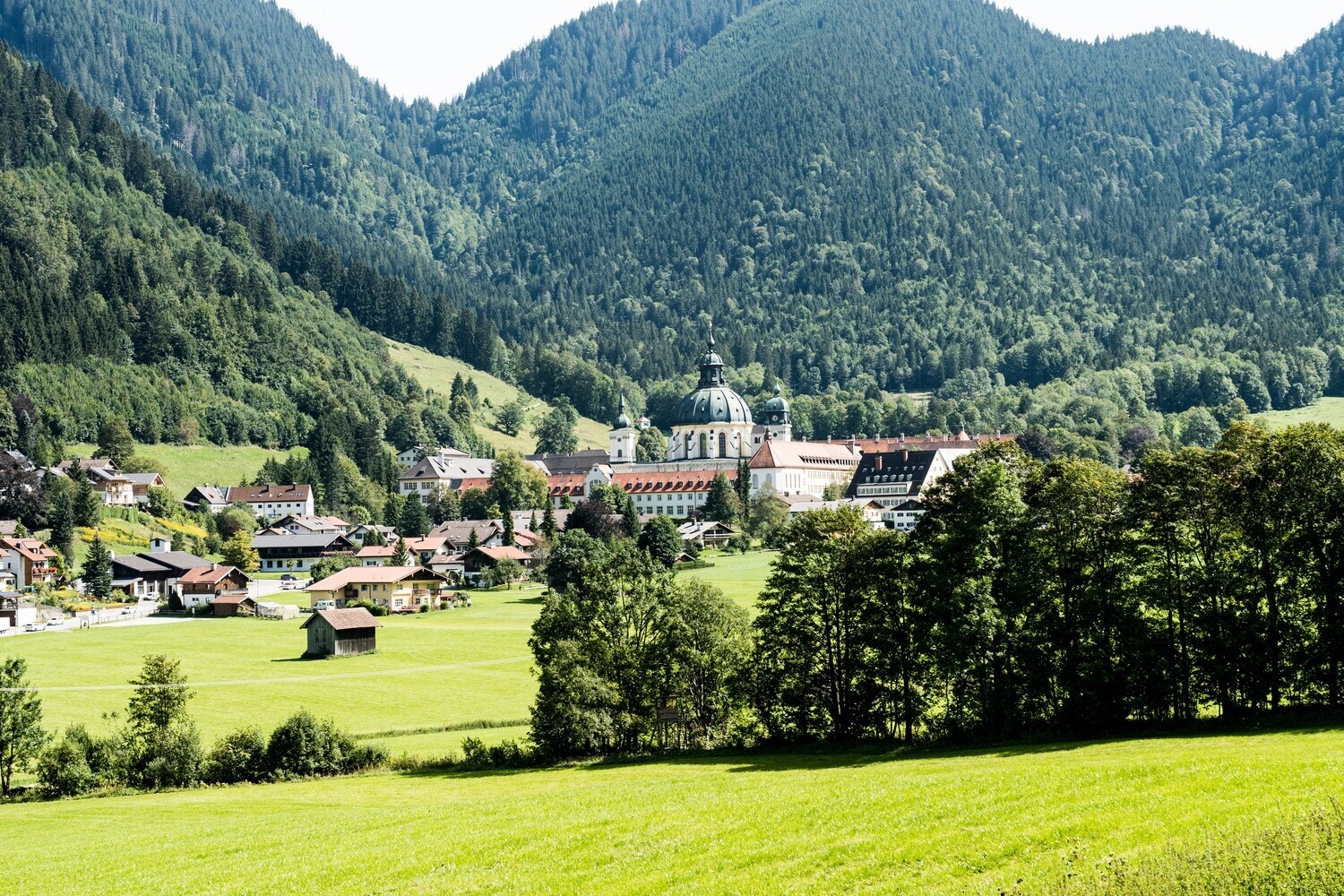 Blick auf das Ettal Kloster nahe Oberammergau in Bayern, im Hintergrund Berge