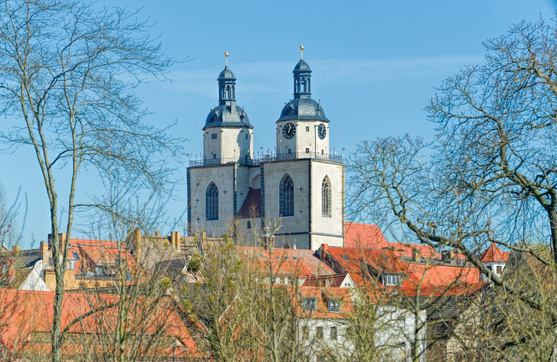 Zwei Kirchtürme über den Dächern von Wittenberge
