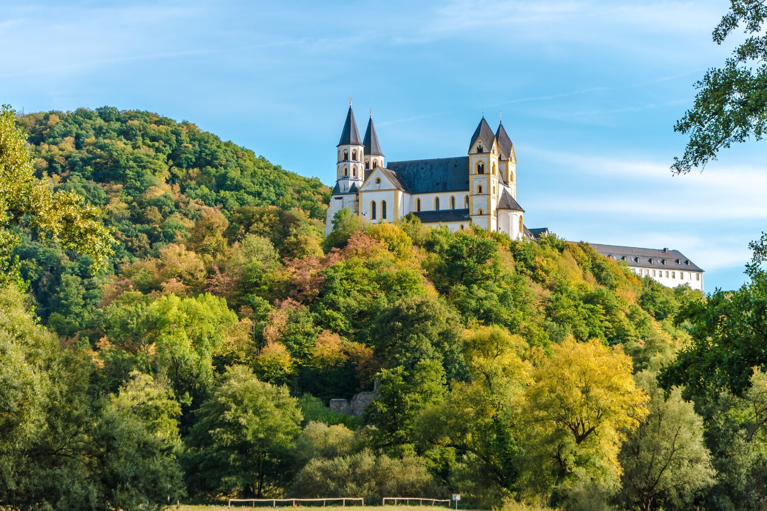 Das Kloster Arnstein aus der Froschperspektive.