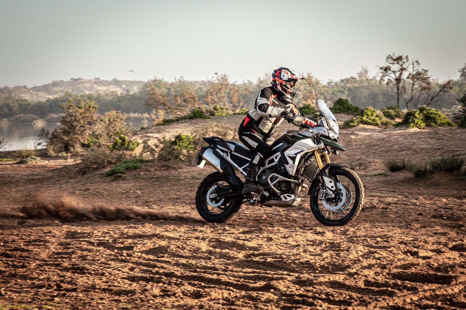 Ein Motorradfahrer im Gelände