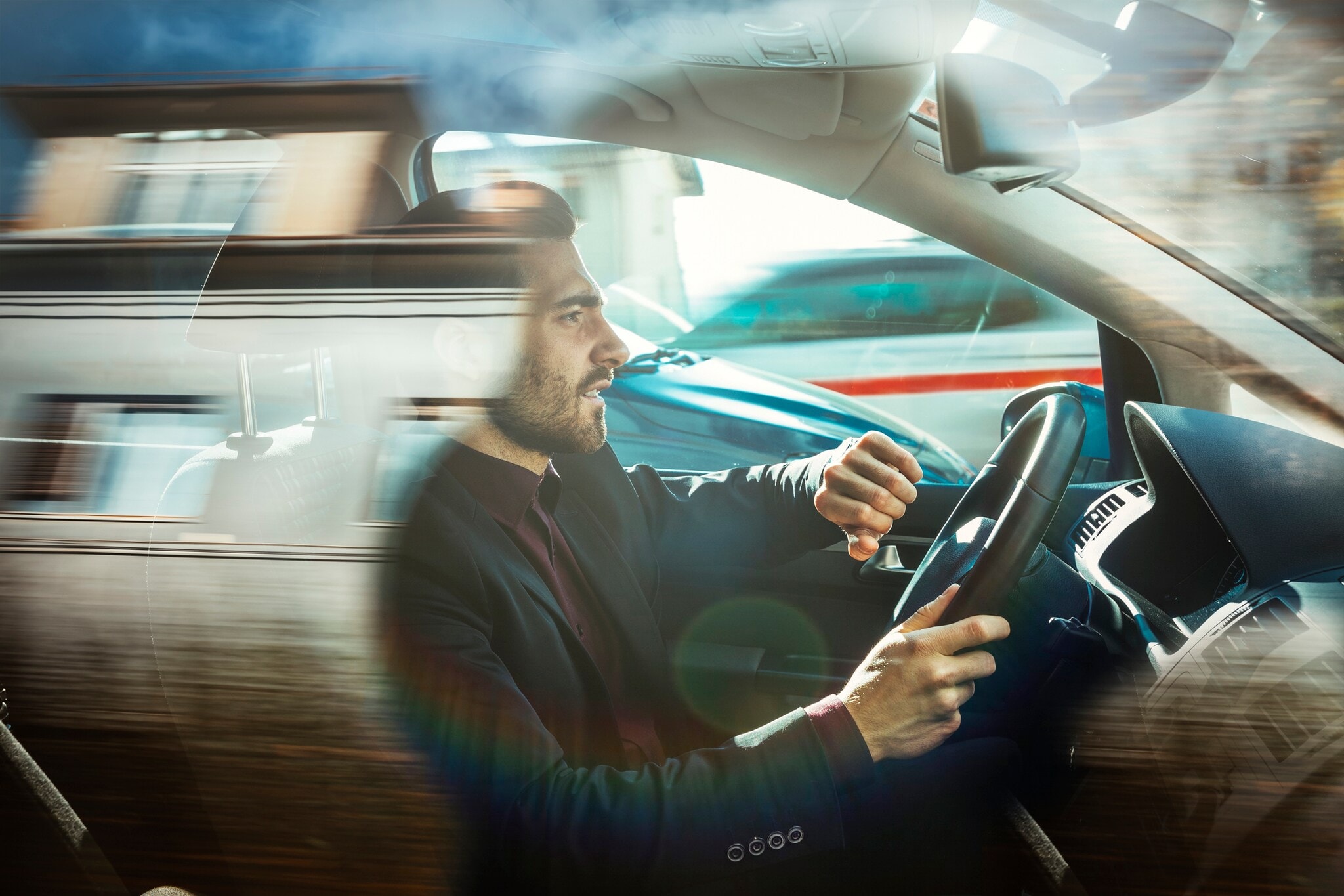 Ein Mann in einem Auto hebt seinen Arm, um auf die Armbanduhr zu schauen Ein Mann in einem Auto hebt seinen Arm, um auf die Armbanduhr zu schauen