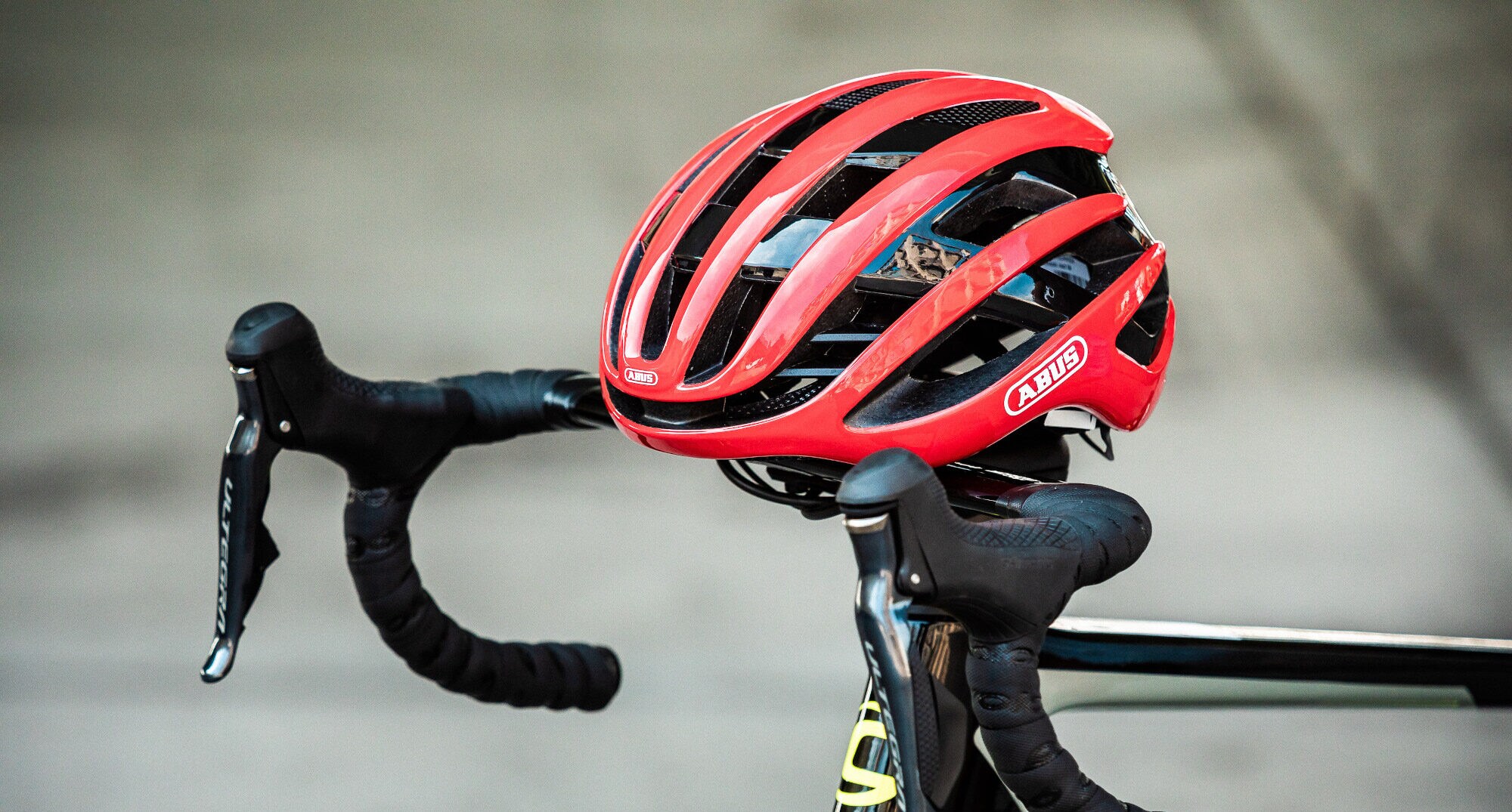 Ein Rennradhelm an einem Fahrradlenker