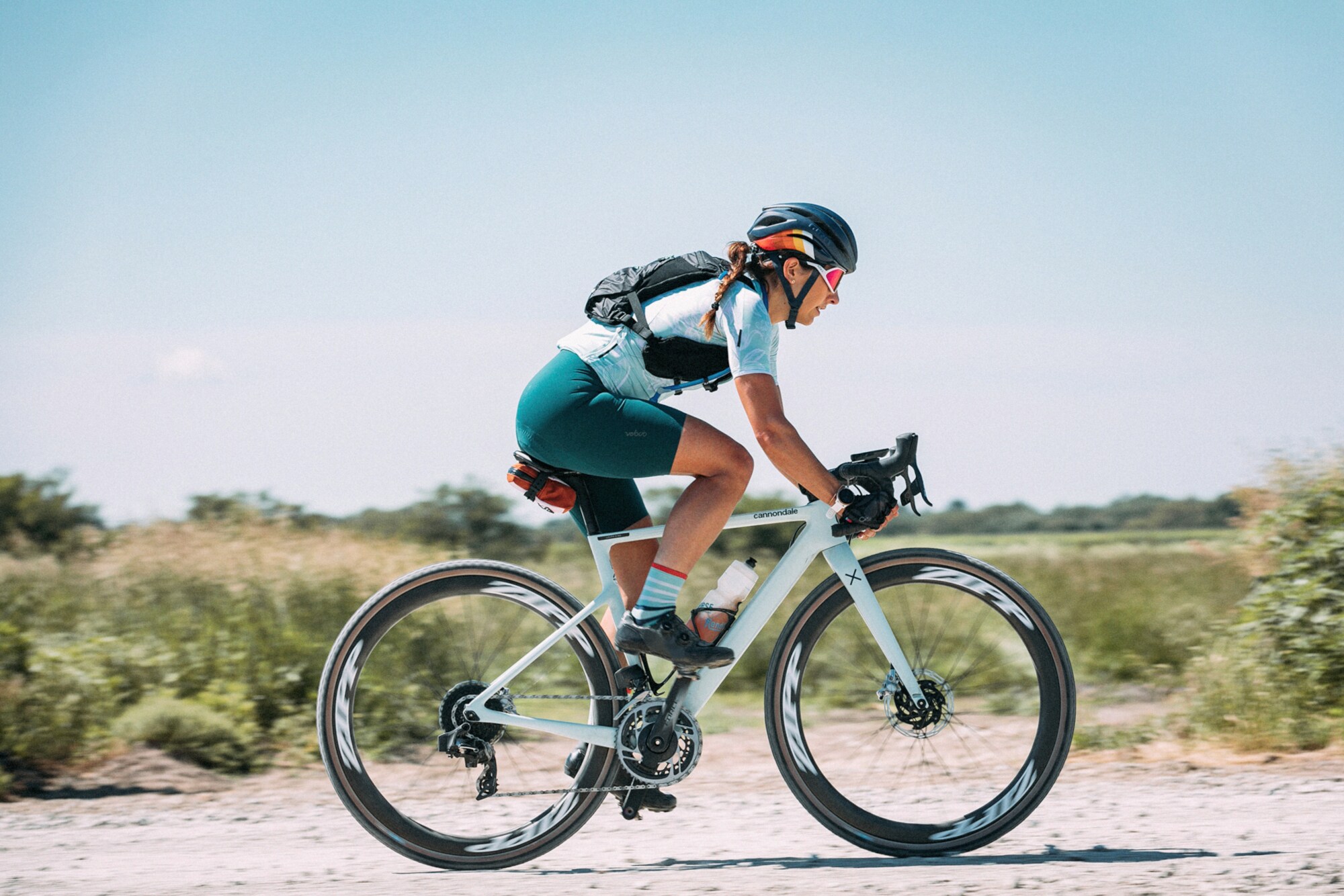 Eine Rennradfahrerin auf ihrem Rad