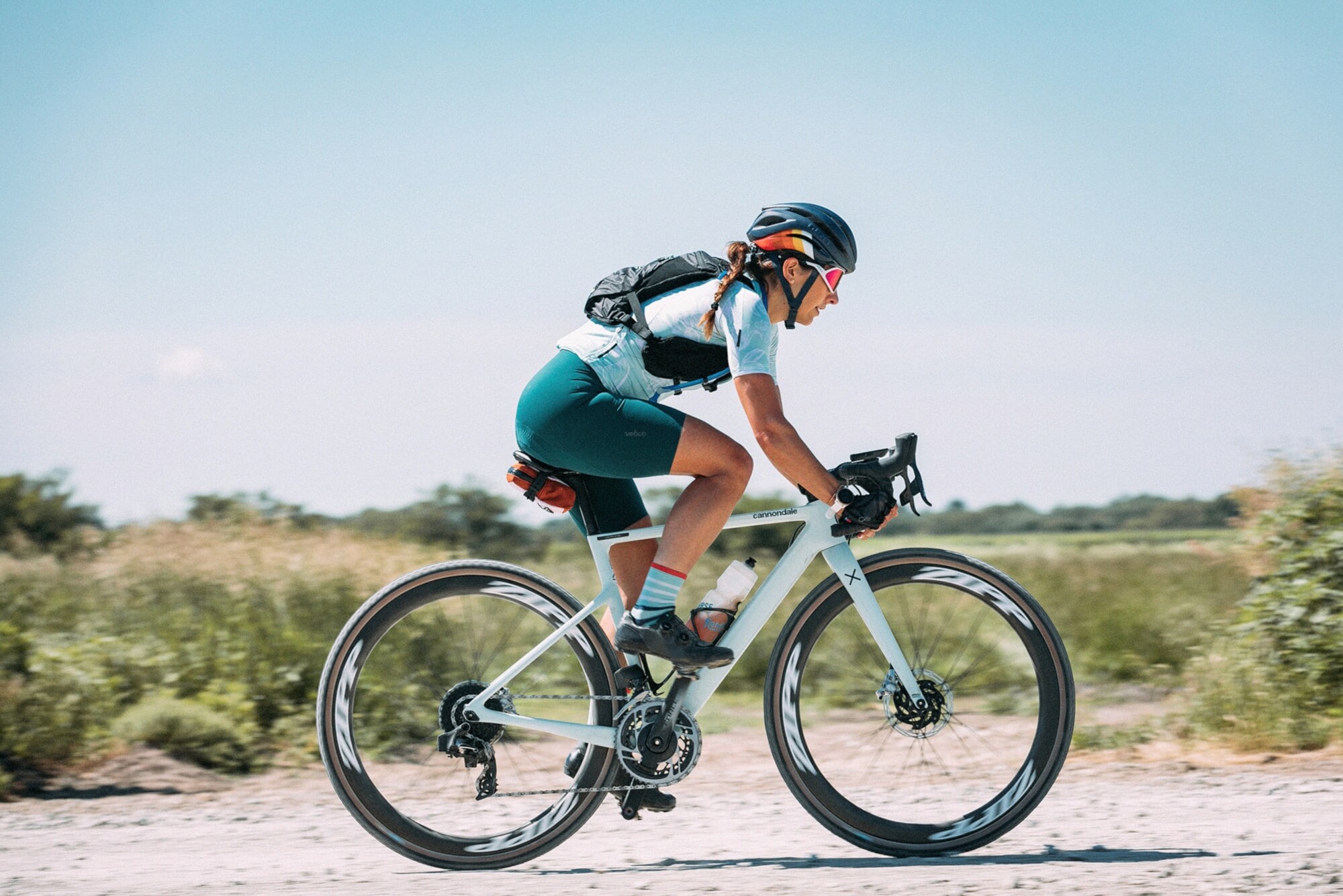 Eine Rennradfahrerin auf ihrem Rad Eine Rennradfahrerin auf ihrem Rad