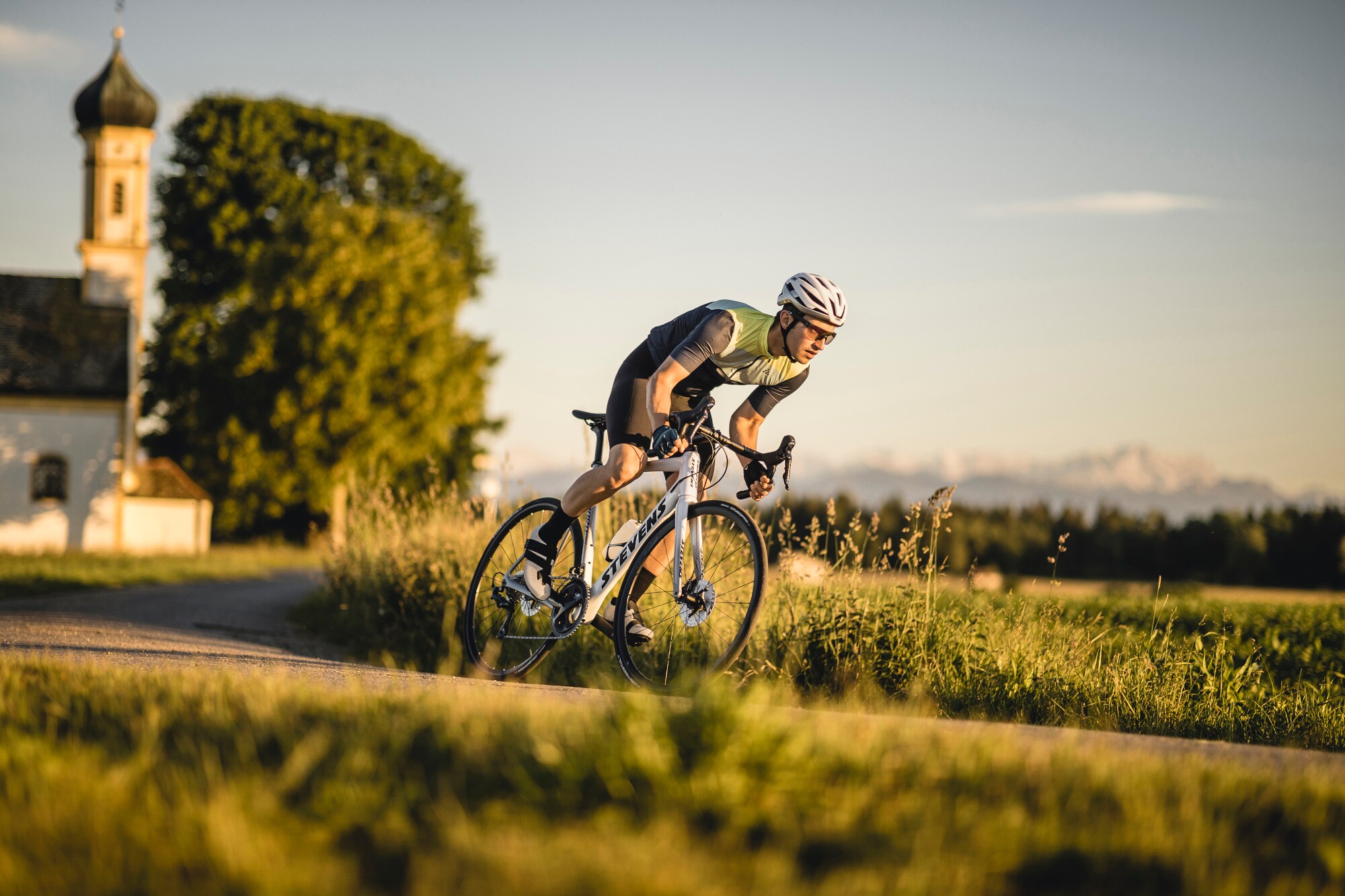 Ein Radfahrer auf einem Rennrad