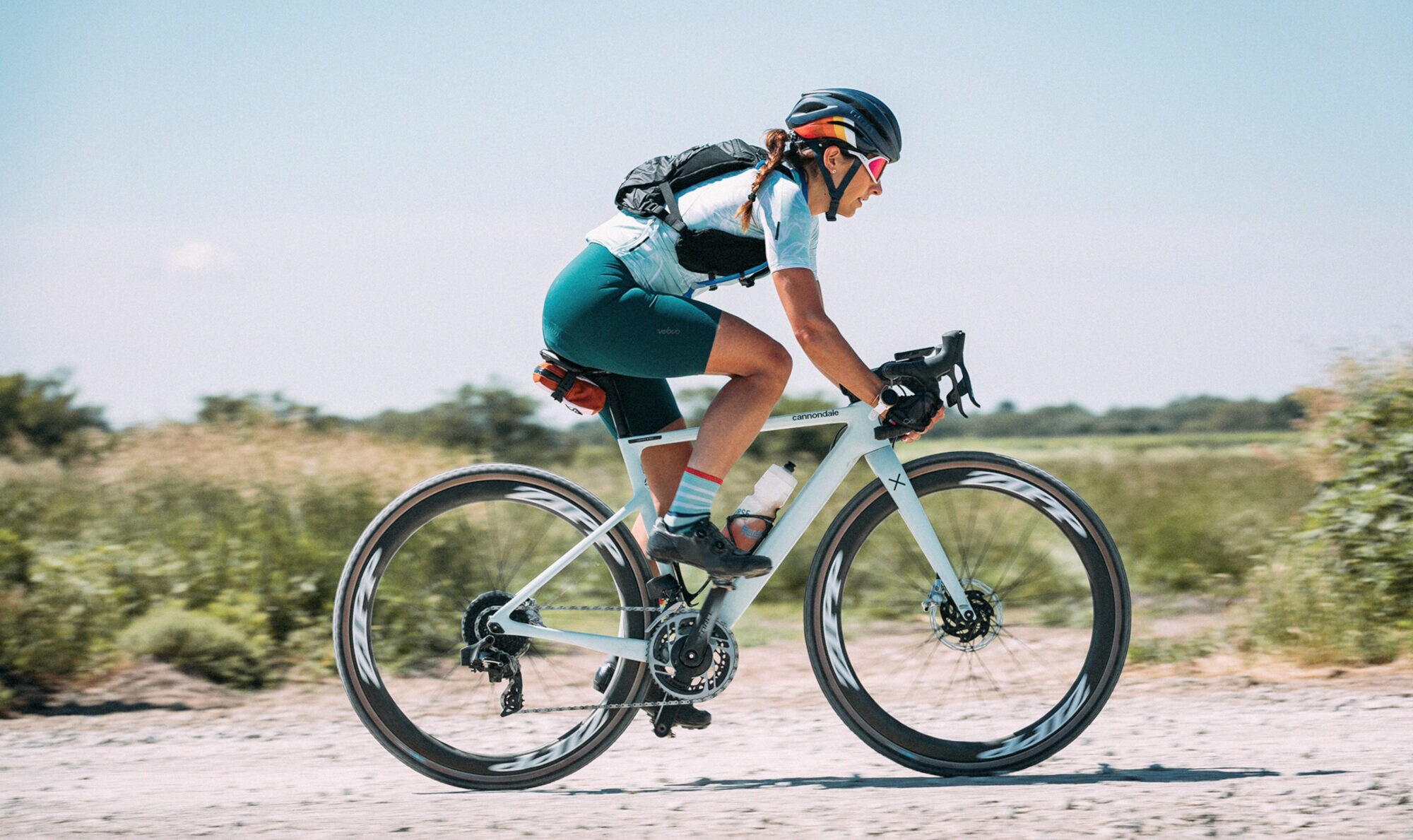 Eine junge Frau auf einem Gravelbike