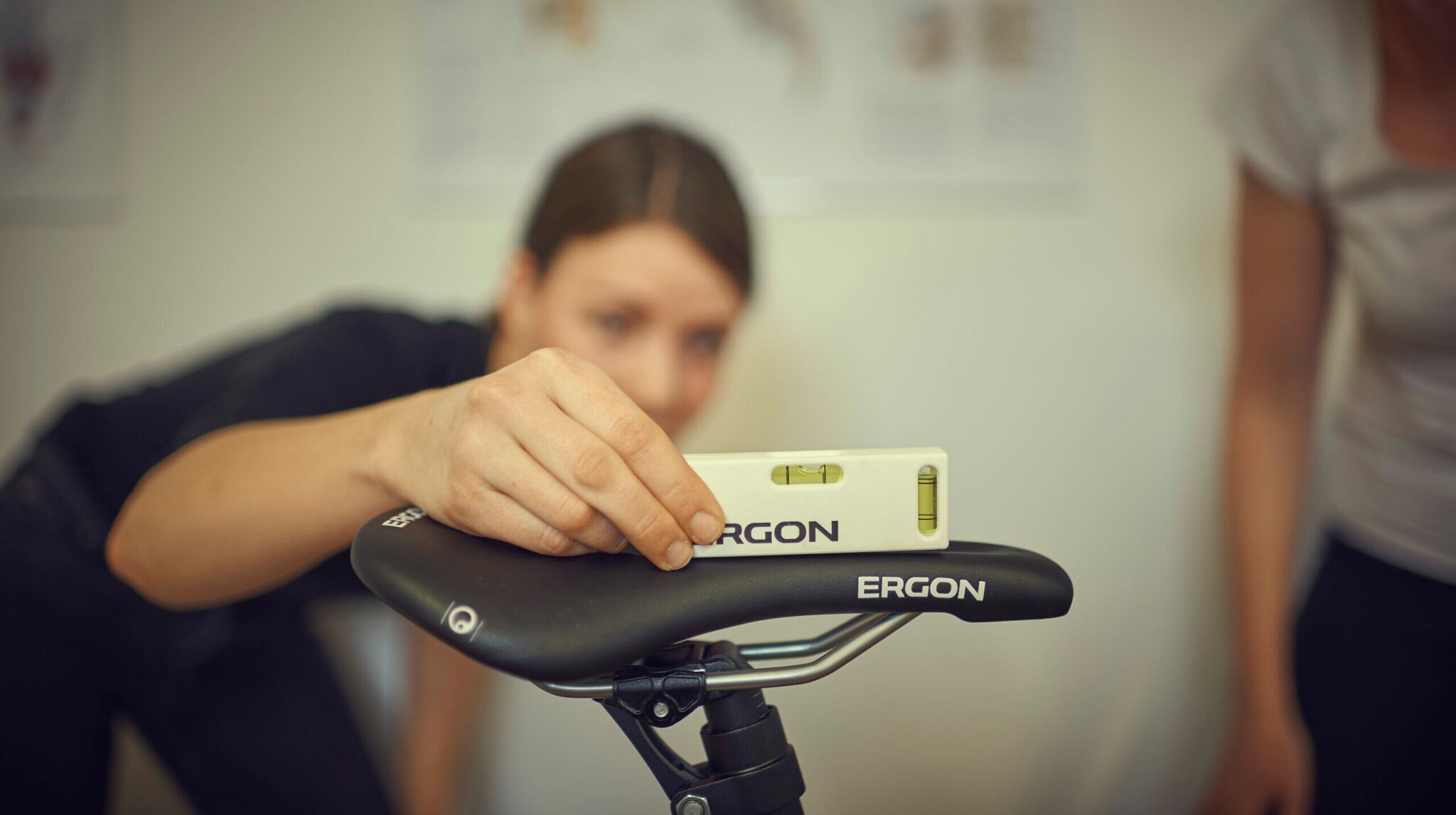 Ein Sattel wird mit einer Wasserwaage geprüft.