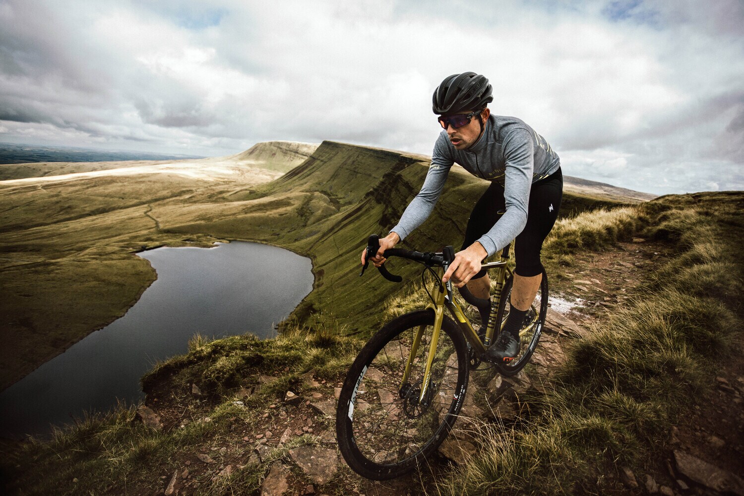 Ein Radfahrer im Gelände. Ein Radfahrer im Gelände.