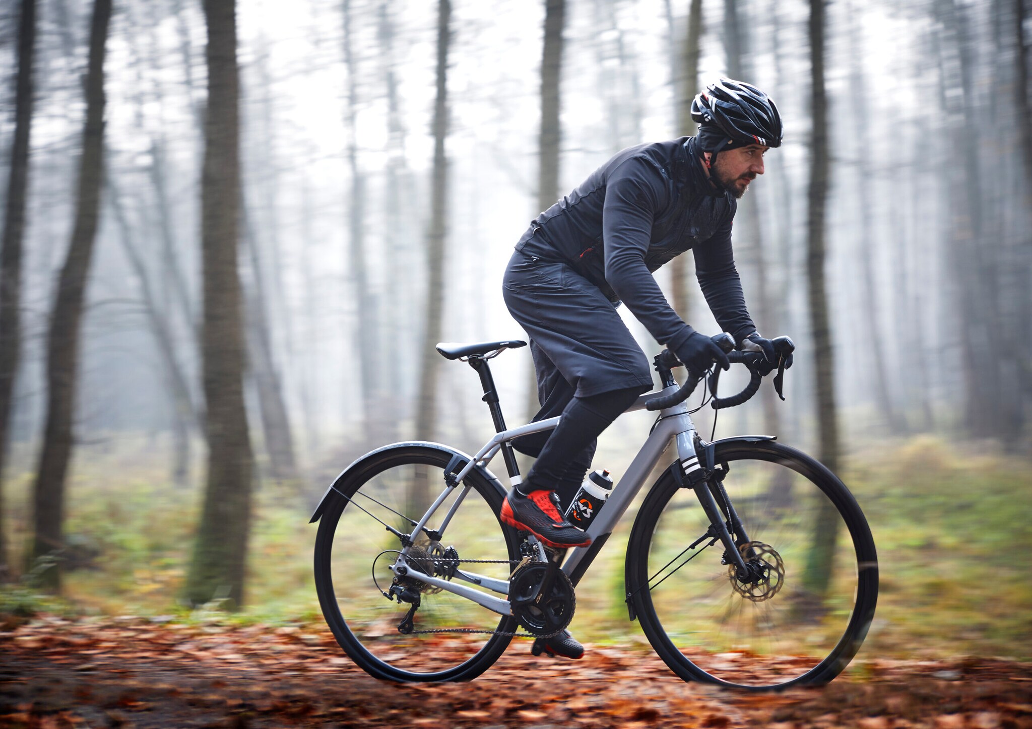 Ein Radfahrer im Wald.