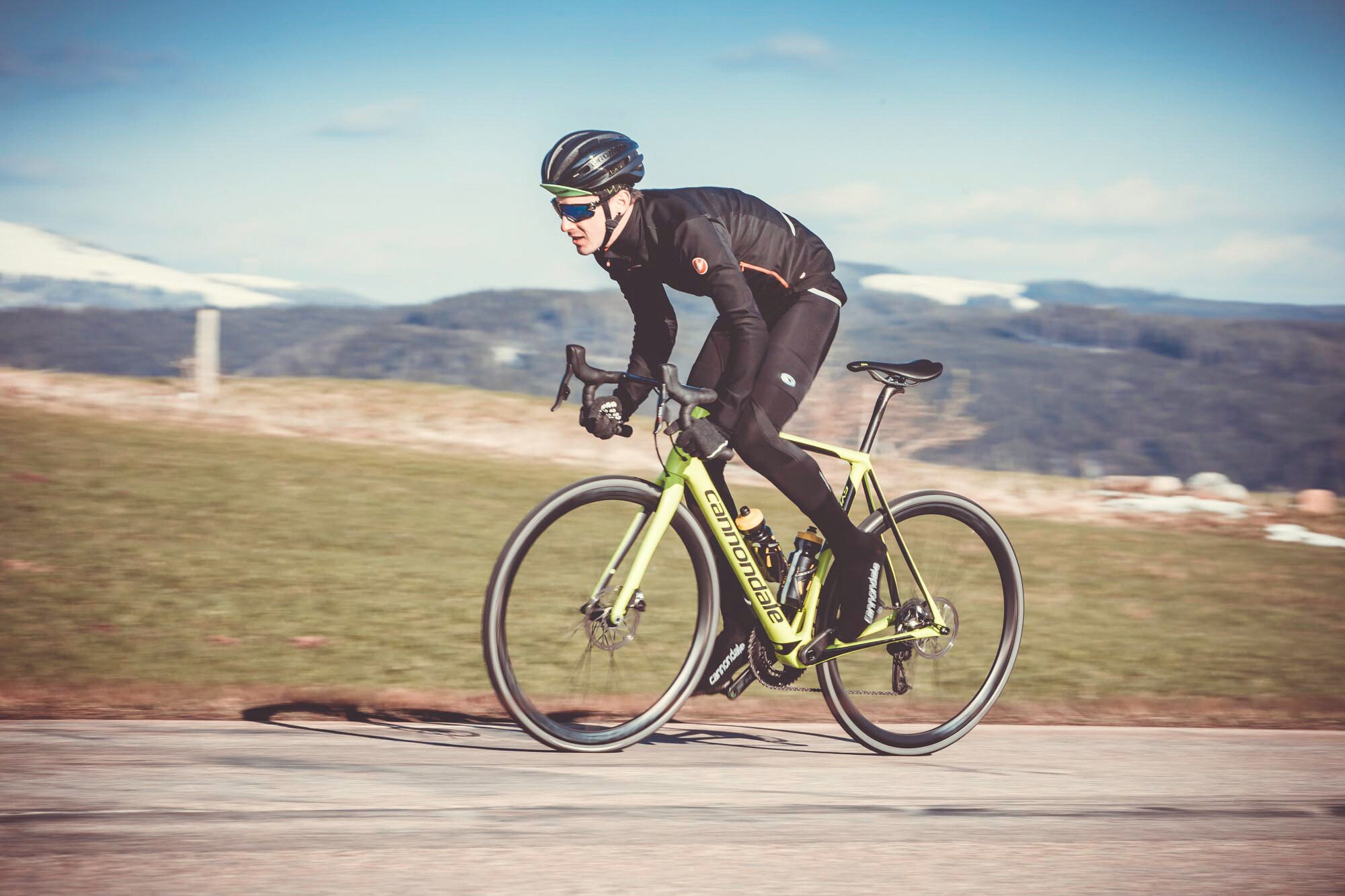 Ein Radfahrer auf einem Endurance-Rennrad.