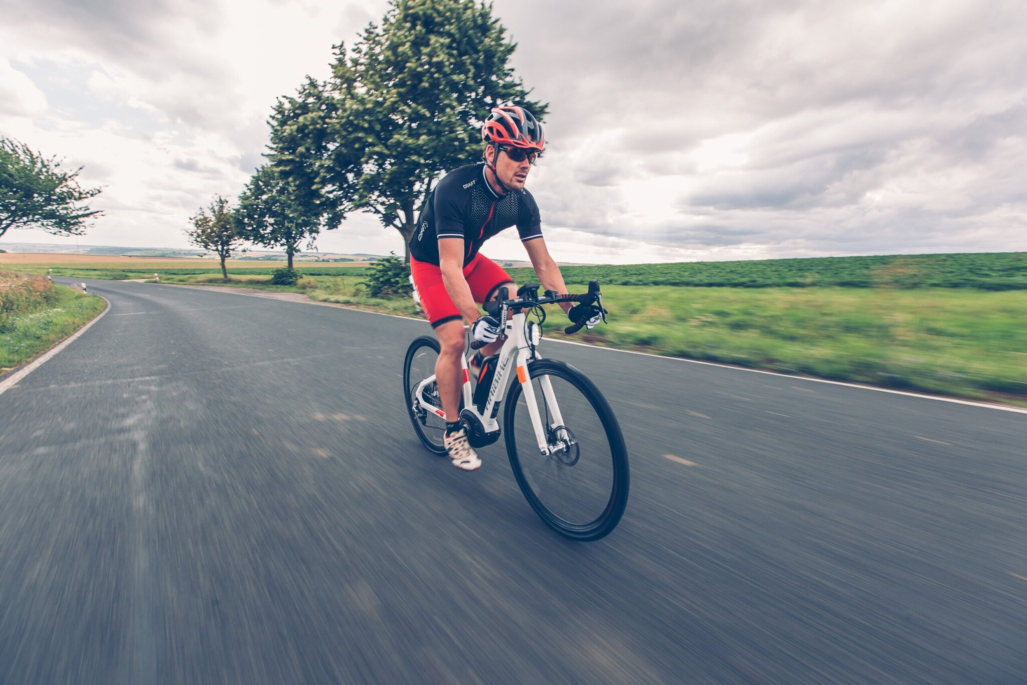 Ein Rennradfahrer auf einer Straße. Ein Rennradfahrer auf einer Straße.