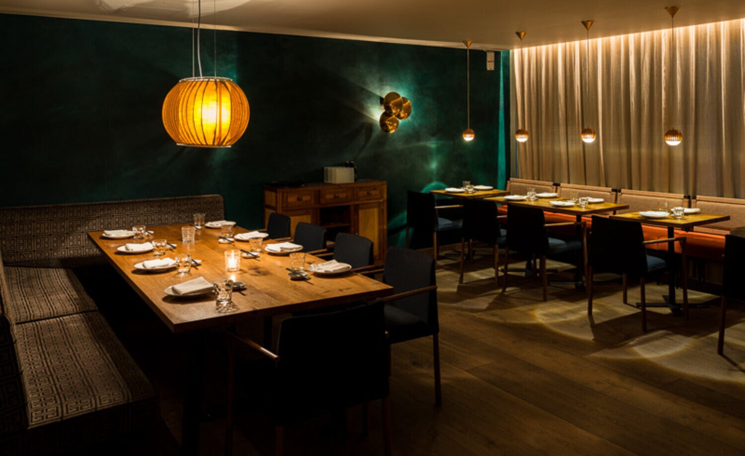 Die Innenräume des Restaurants KOI mit gedeckten Tischen.