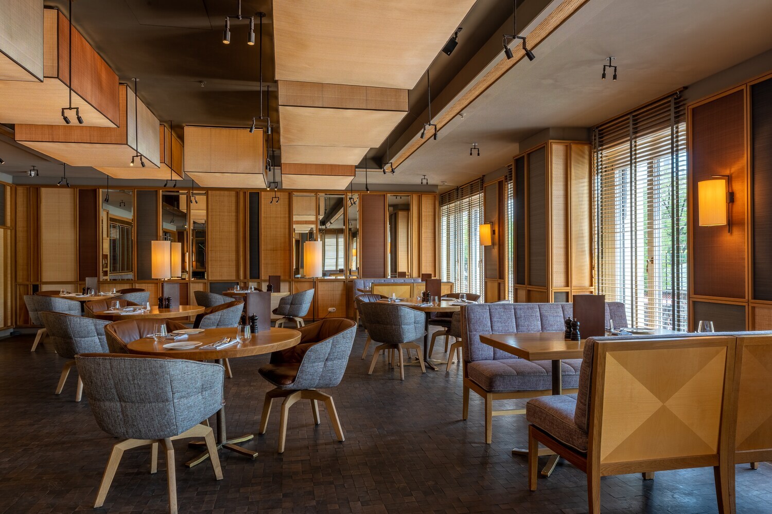 Mehrere Tische im Restaurant The LOUIS Grillroom.