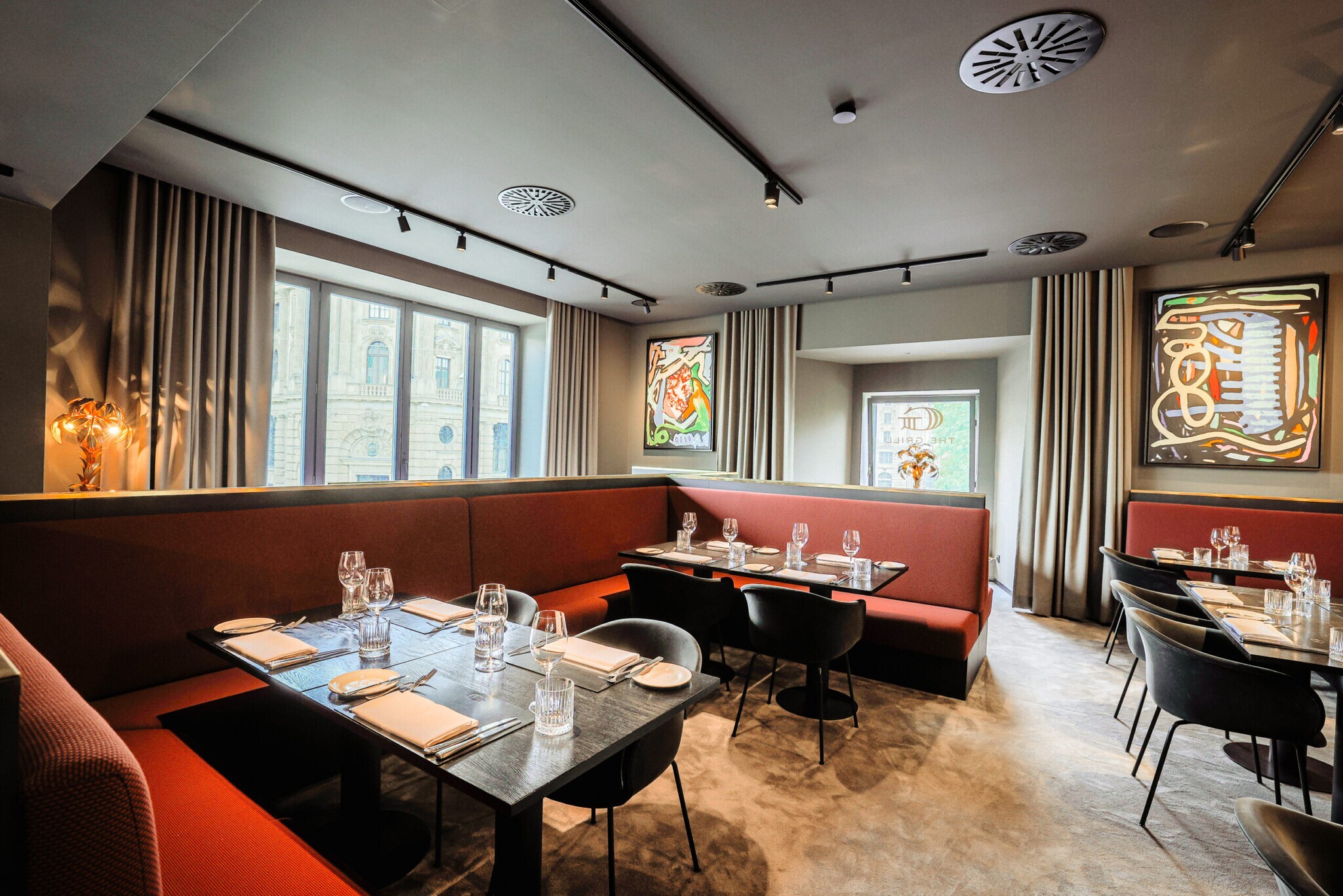 Gedeckte Tische im Restaurant The Grill.