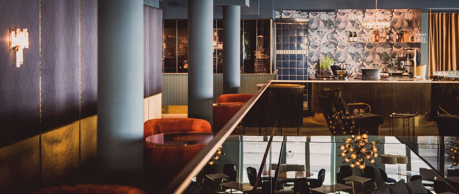 Langer Tresen mit glänzender Oberfläche im Restaurant Rocca Riviera.