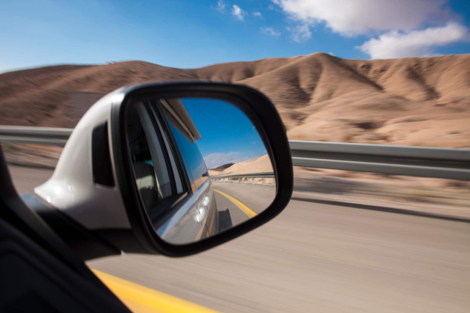 Blick in den Spiegel eines Autos Blick in den Spiegel eines Autos