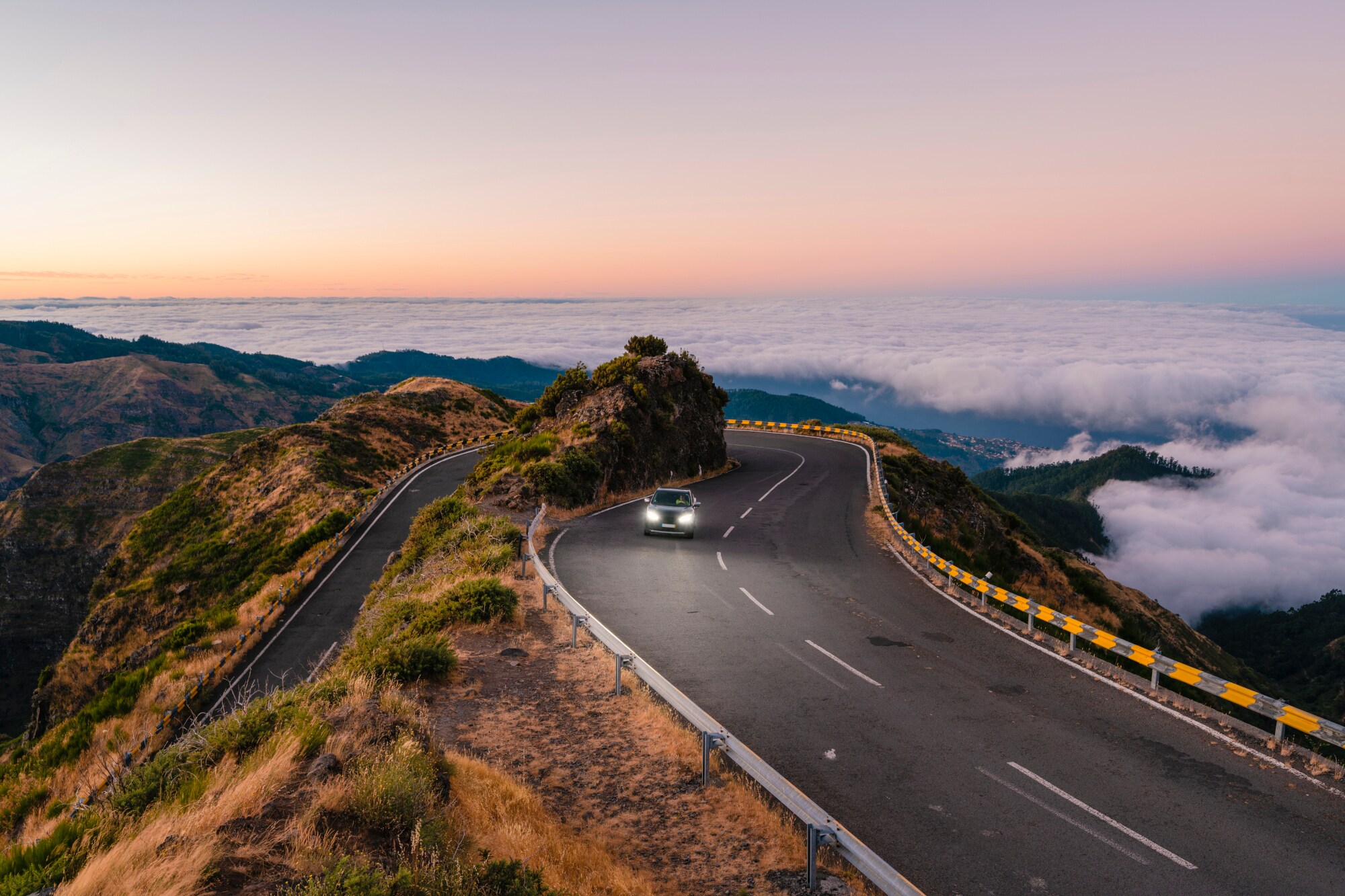 Ein Auto fährt auf einer Straße auf Madeira Ein Auto fährt auf einer Straße auf Madeira