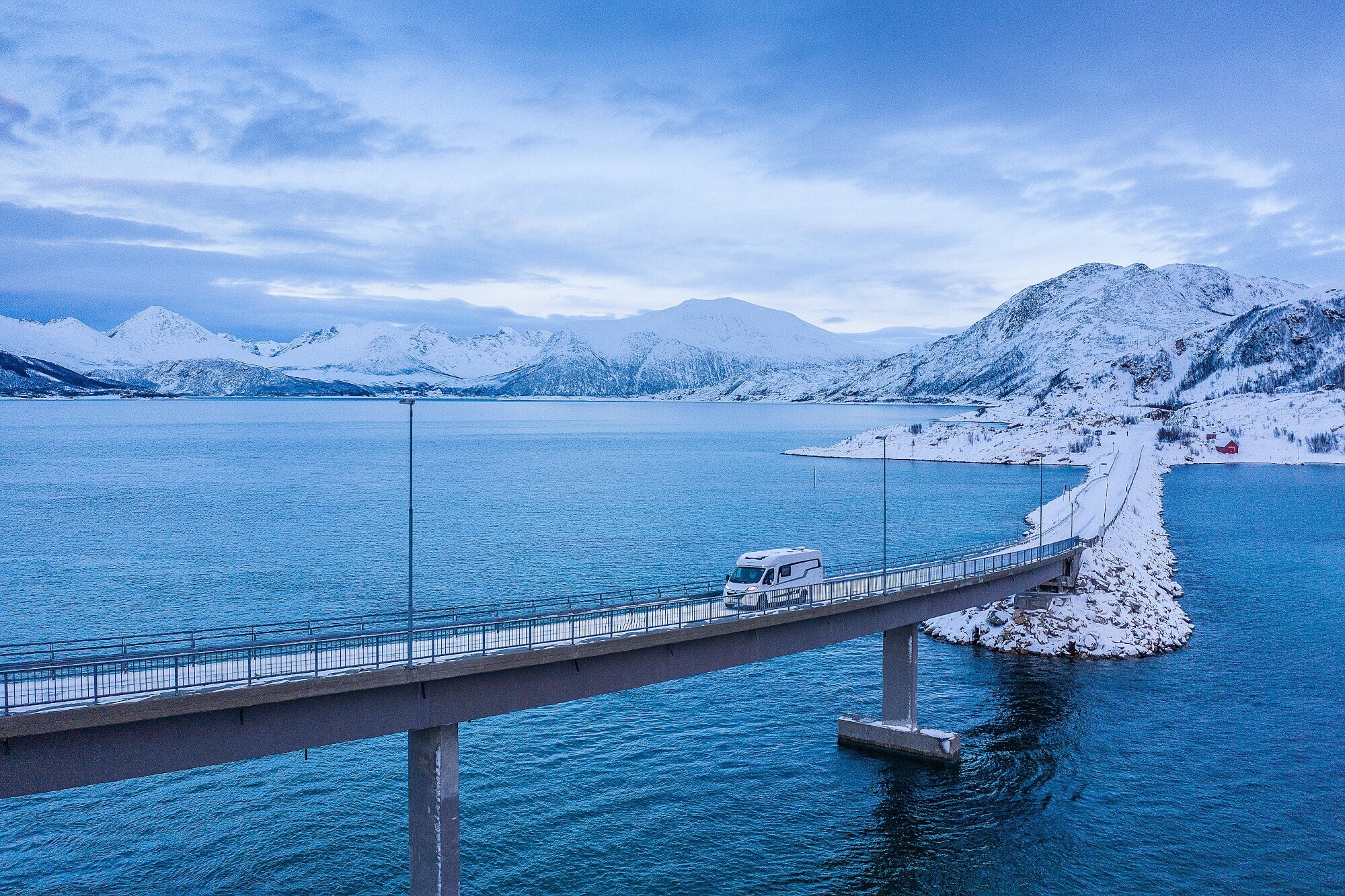 Ein Wohnmobil auf einer Brücke in Norwegen Ein Wohnmobil auf einer Brücke in Norwegen