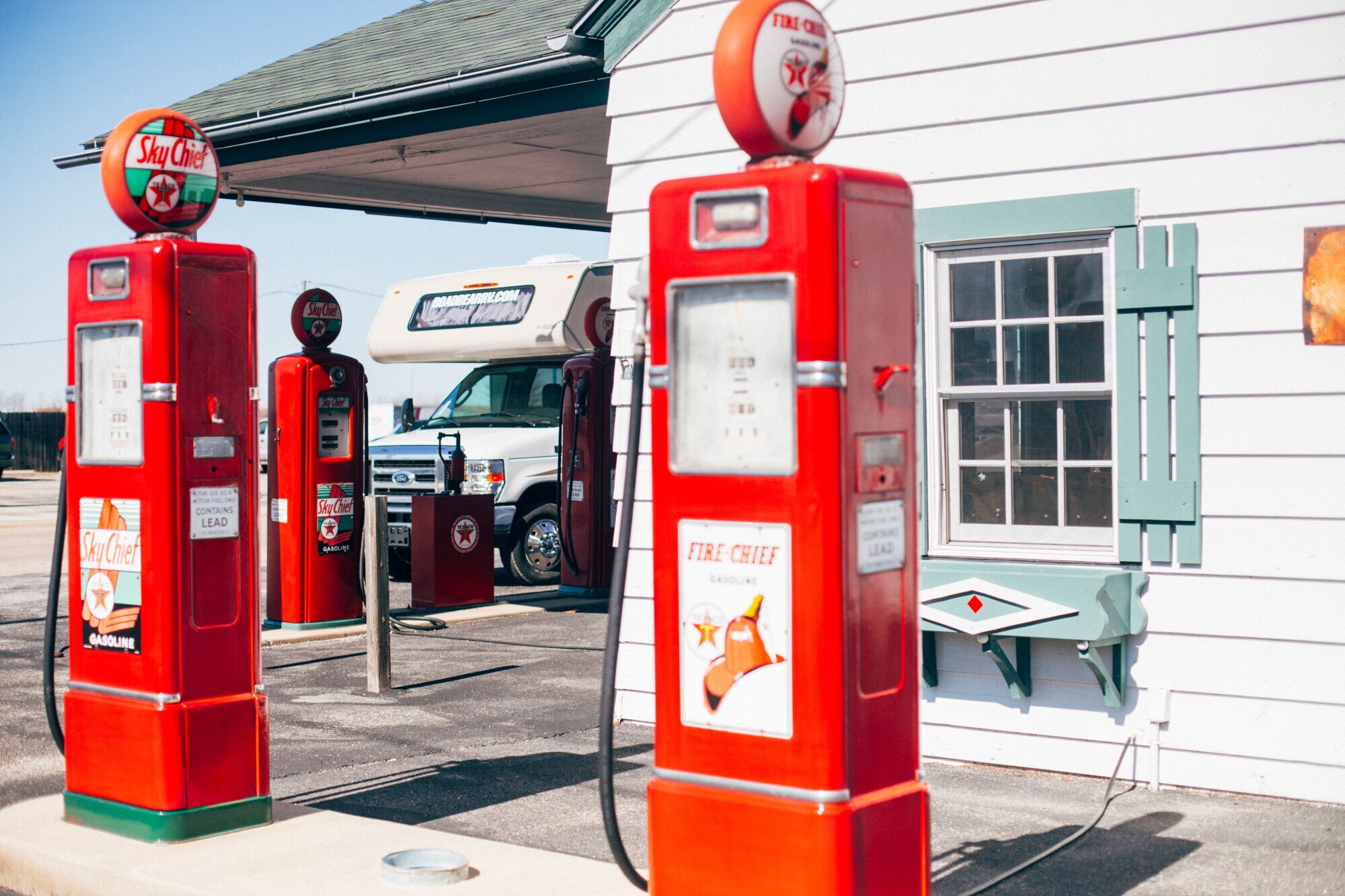 Ein Wohnmobil an einer historischen Tankstelle an der Route 66