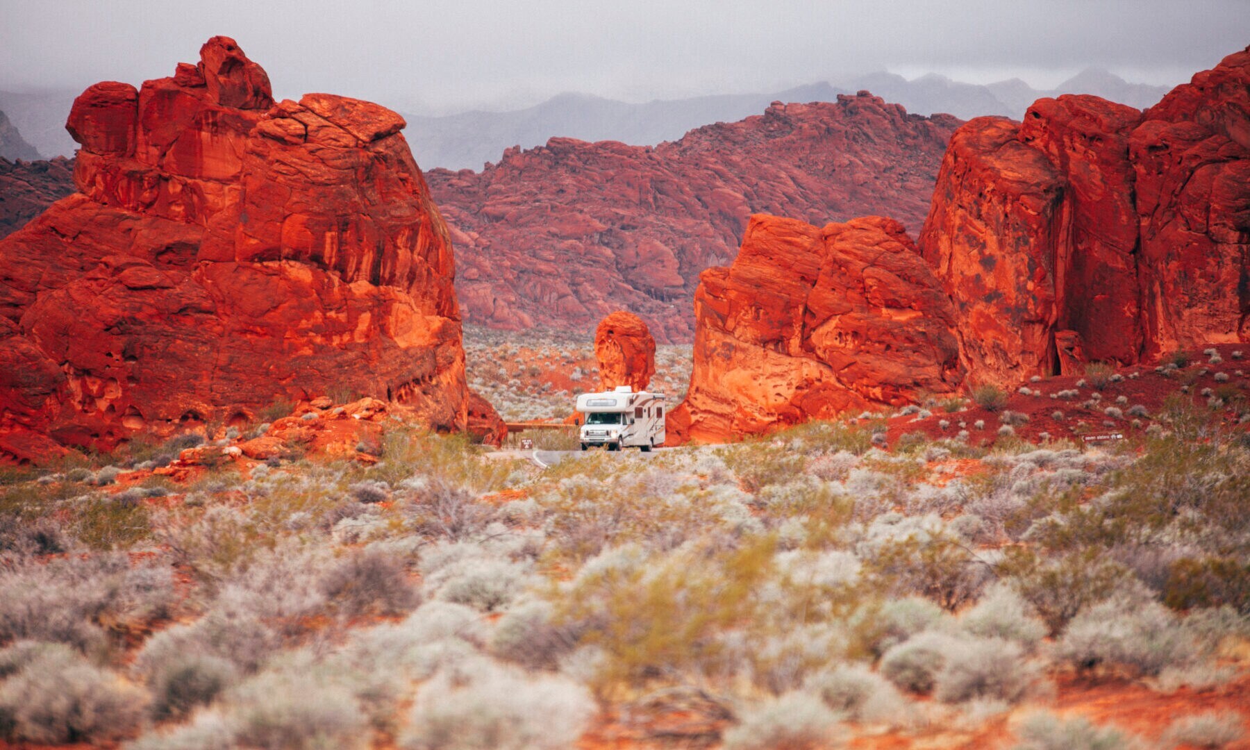 Ein Campervan fährt durch das Valley of Fire in Nevada