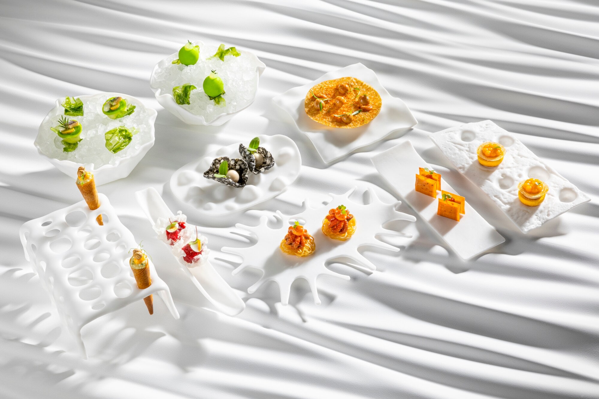 Mehrere kleine Gerichte auf weißem Porzellangeschirr Mehrere kleine Gerichte auf weißem Porzellangeschirr