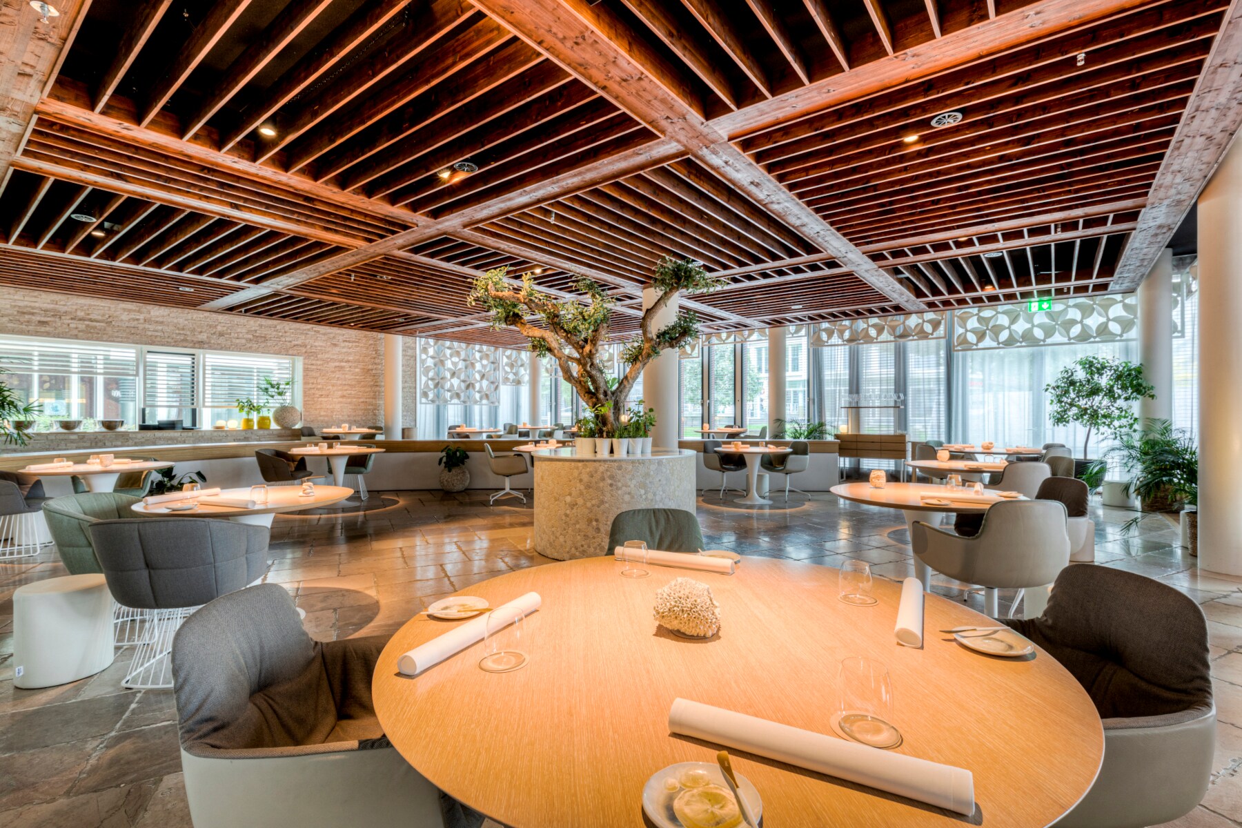 Innenansicht eines Restaurants mit hölzerner Decke