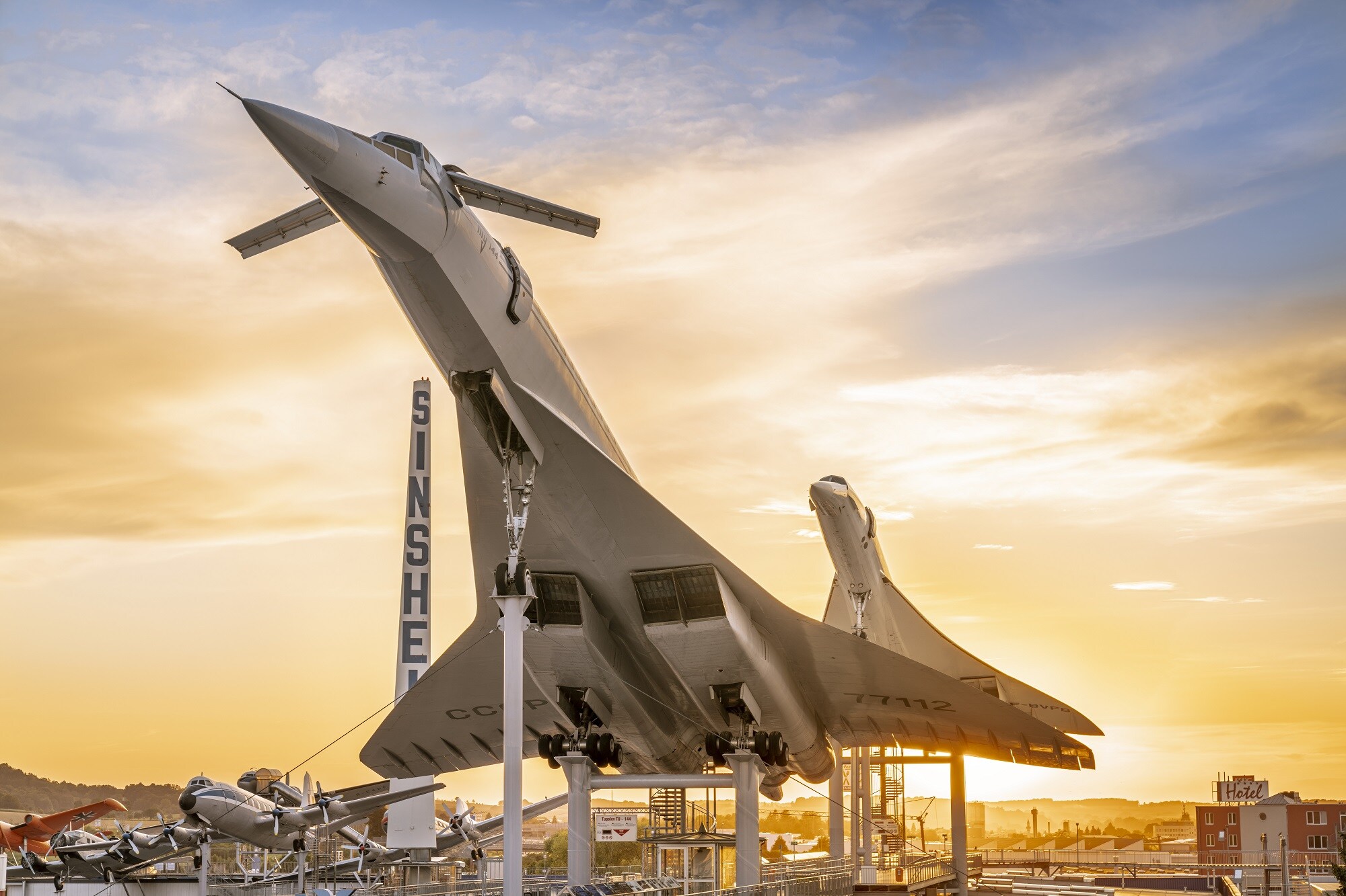 Zwei Überschall-Flugzeuge als Ausstellungsstücke des Technik Museums Sinsheim in der Abendsonne