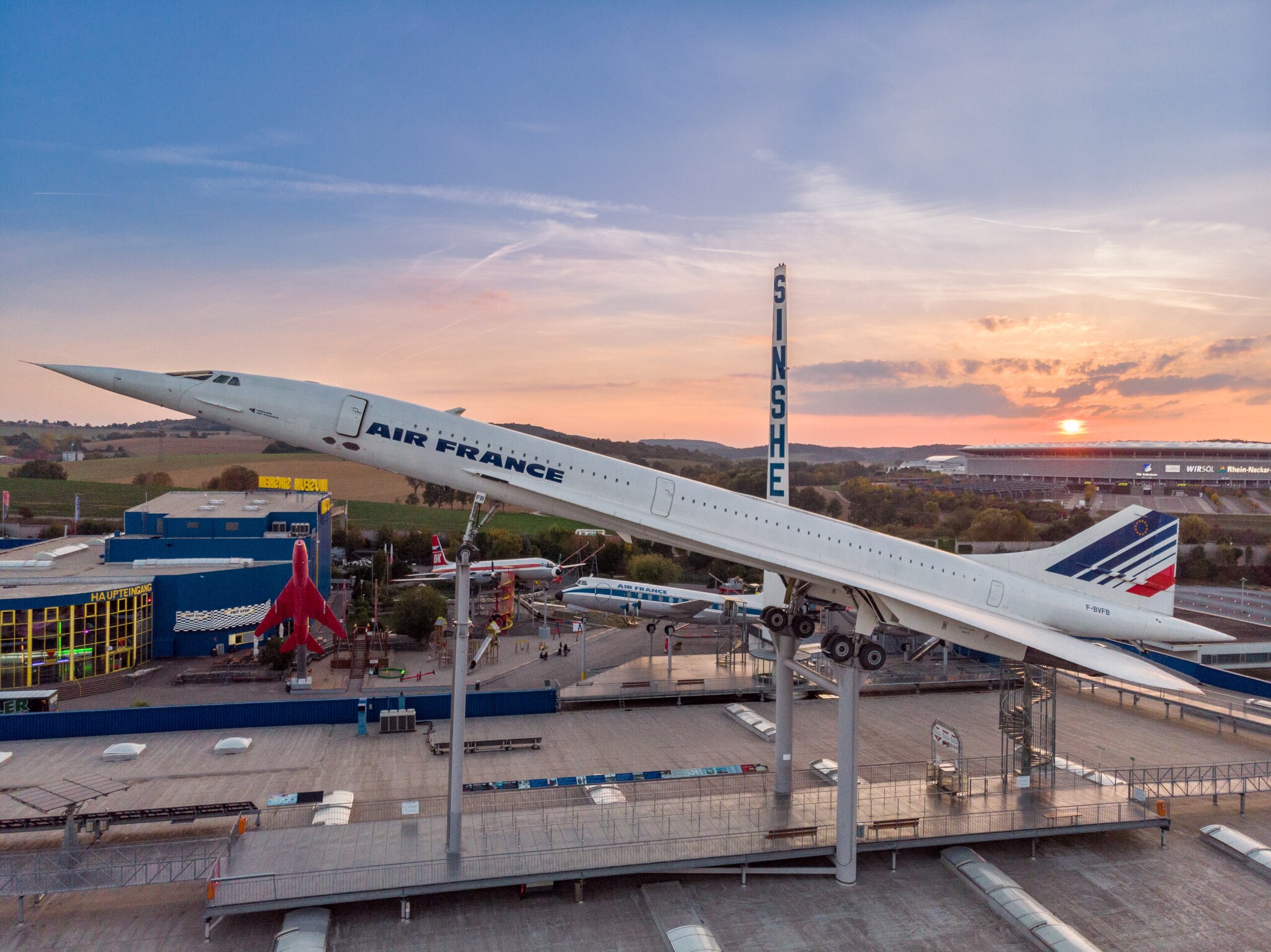 Eine Concorde als Ausstellungsstück außerhalb des Technikmuseums Sinsheim