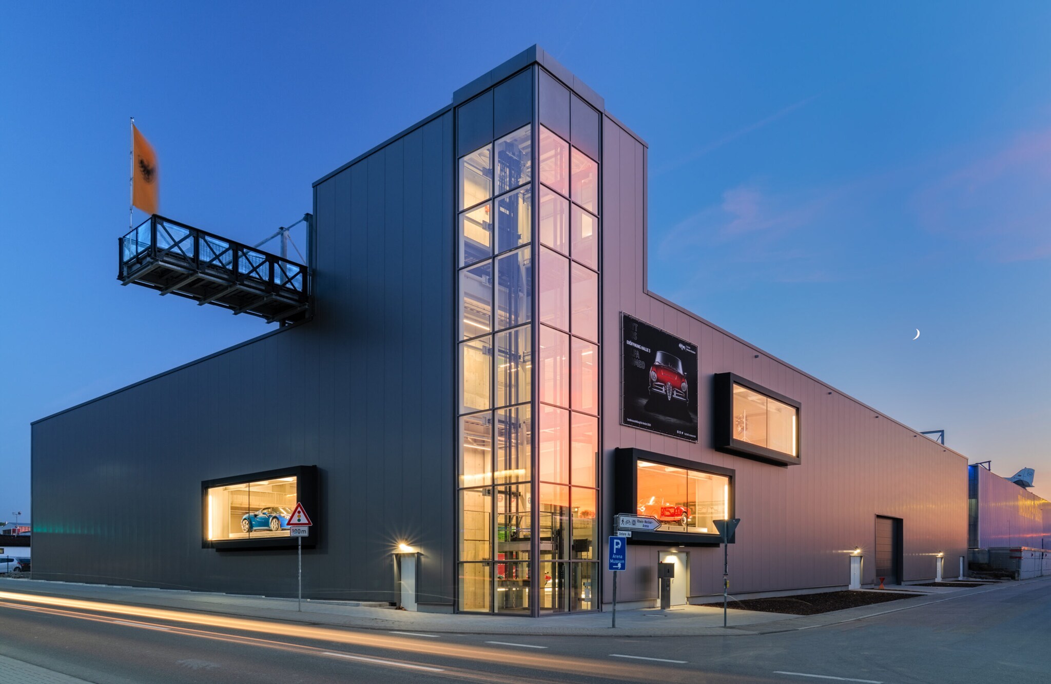 Ein geometrisches Gebäude in der Abendsonne